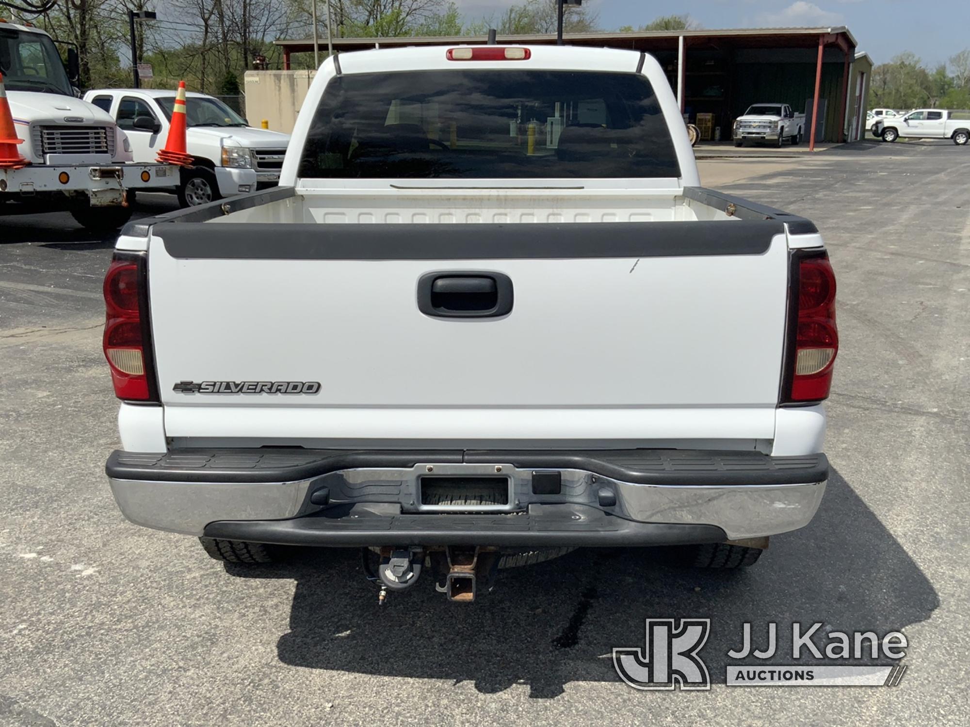 (Owensboro, KY) 2006 Chevrolet Silverado 1500 4x4 Crew-Cab Pickup Truck Runs & Moves) (Check Engine