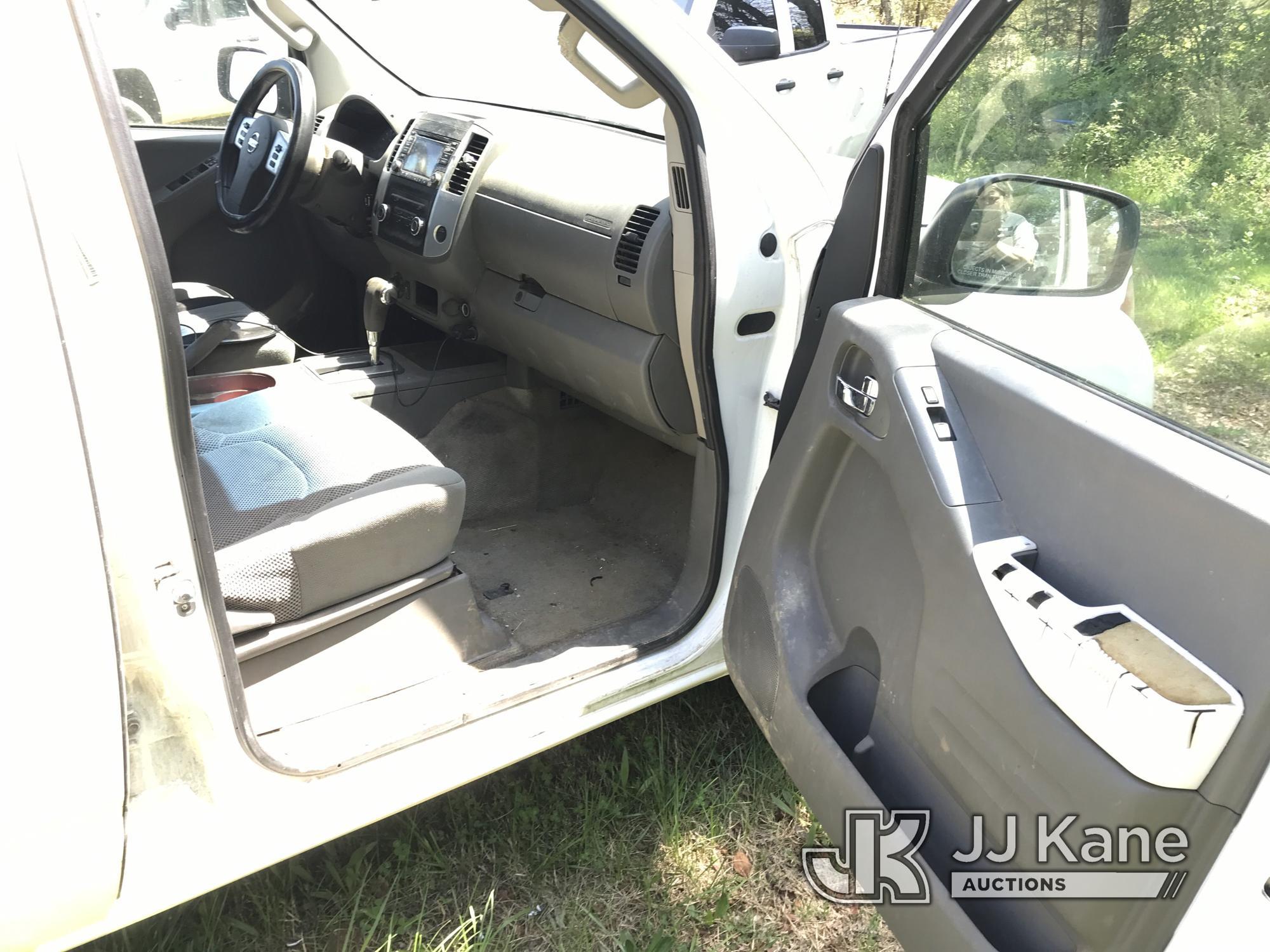 (Kodak, TN) 2015 Nissan Frontier 4x4 Crew-Cab Pickup Truck Not Running & Condition Unknown) (Cracked