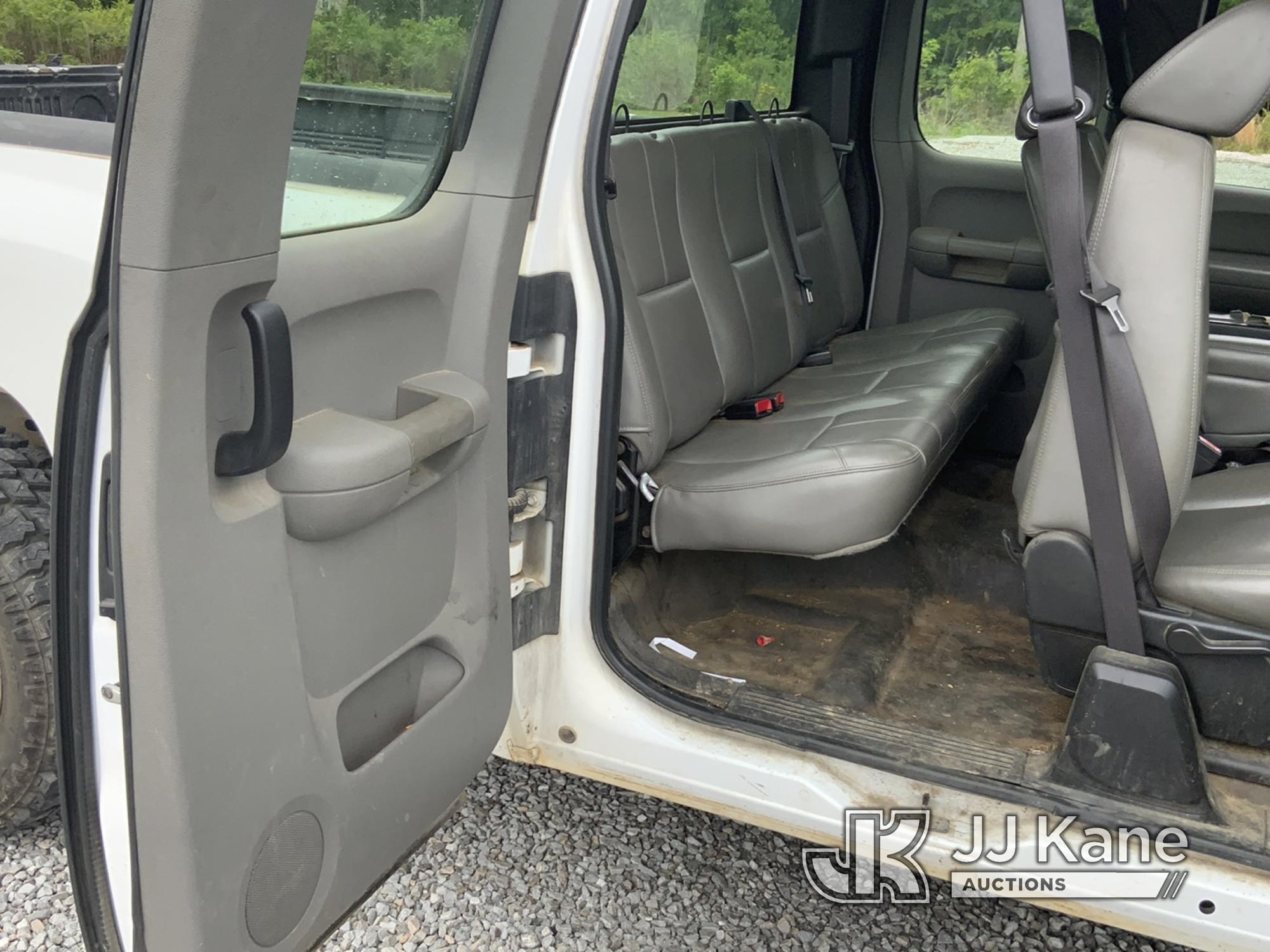 (New Tazewell, TN) 2007 Chevrolet Silverado 1500 Extended-Cab Pickup Truck Runs & Moves) (Body Damag