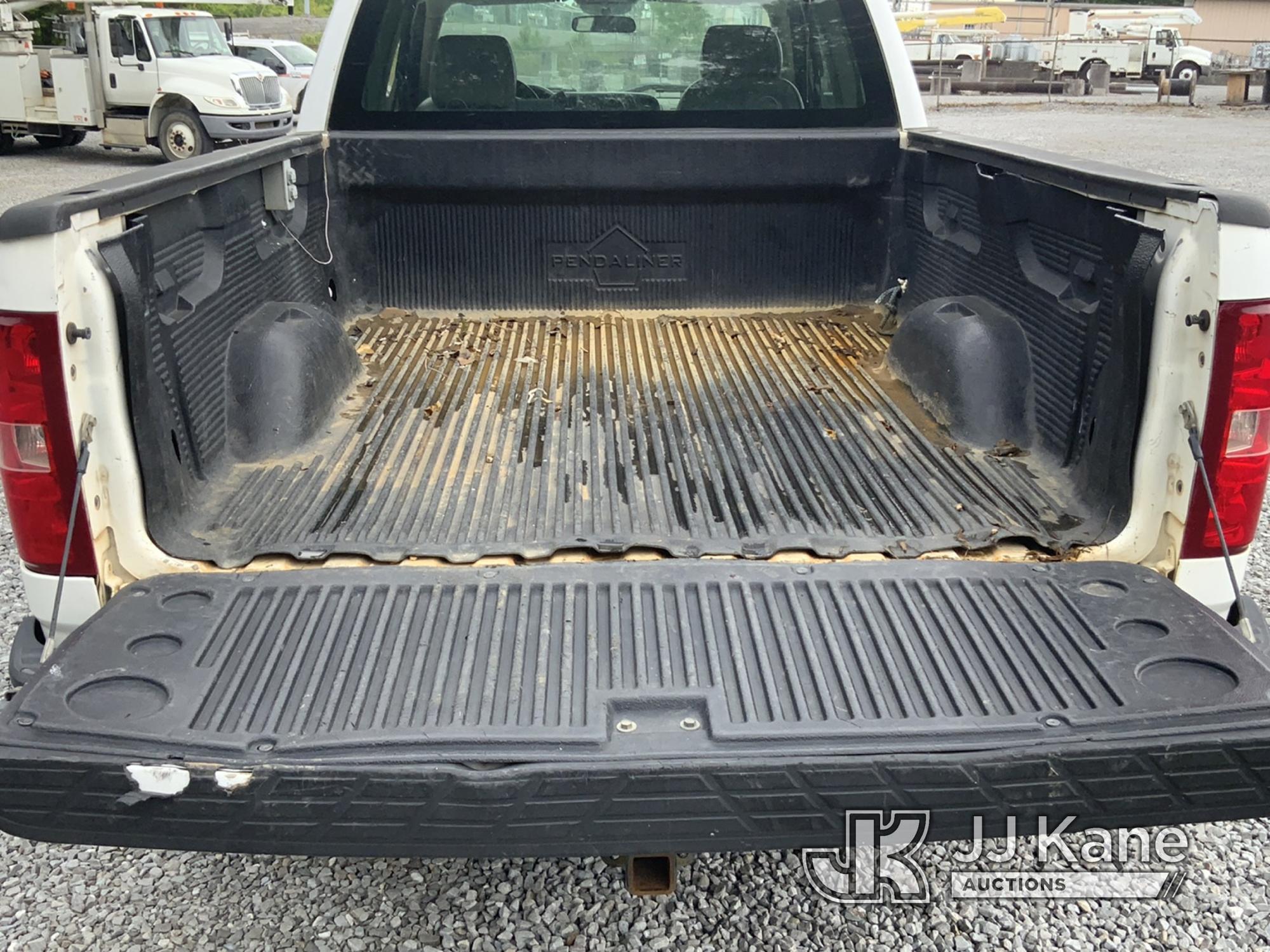 (New Tazewell, TN) 2007 Chevrolet Silverado 1500 Extended-Cab Pickup Truck Runs & Moves) (Body Damag