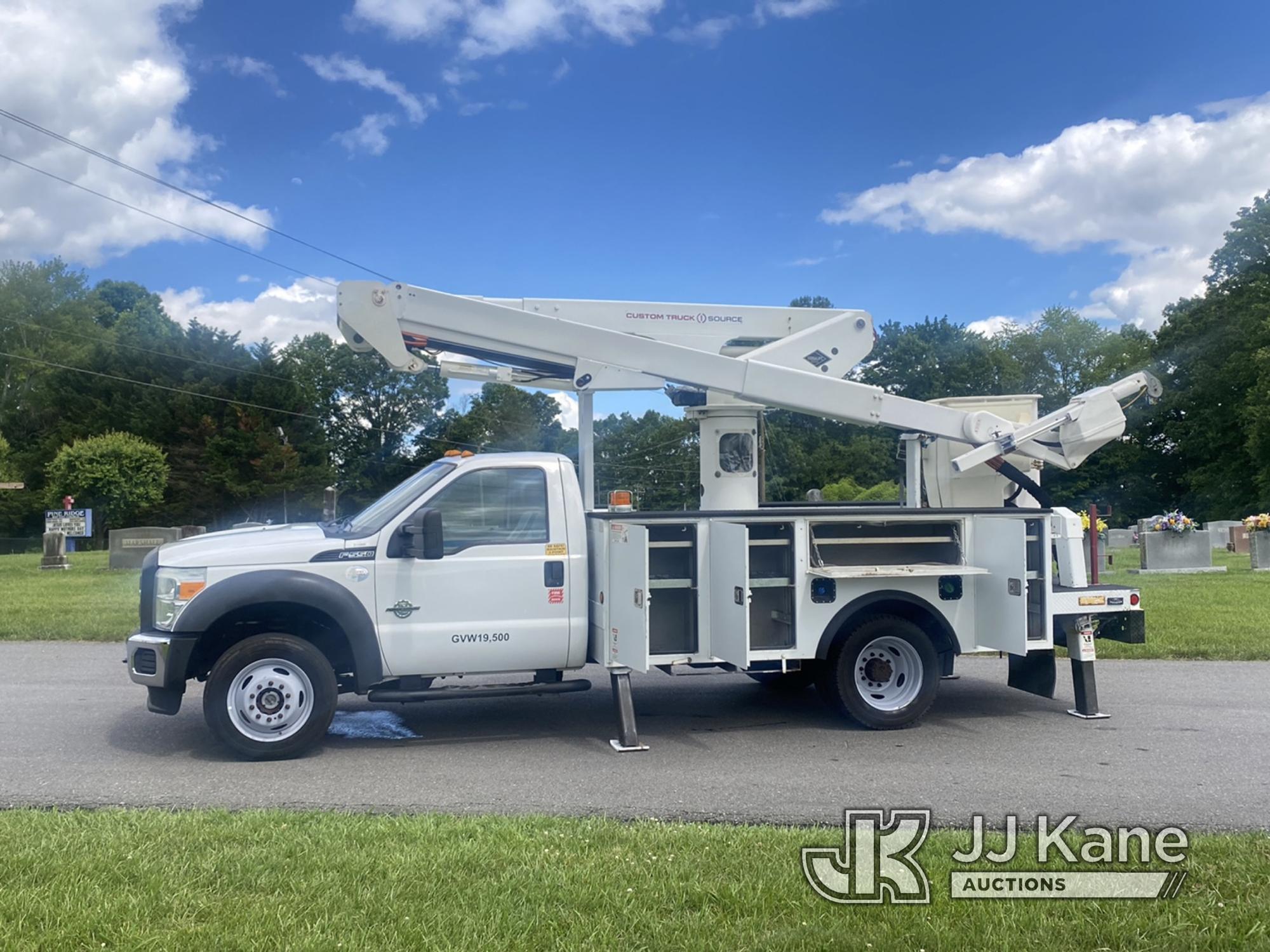 (Mount Airy, NC) Versalift VST-47SI, Material Handling Bucket Truck center mounted on 2015 Ford F550