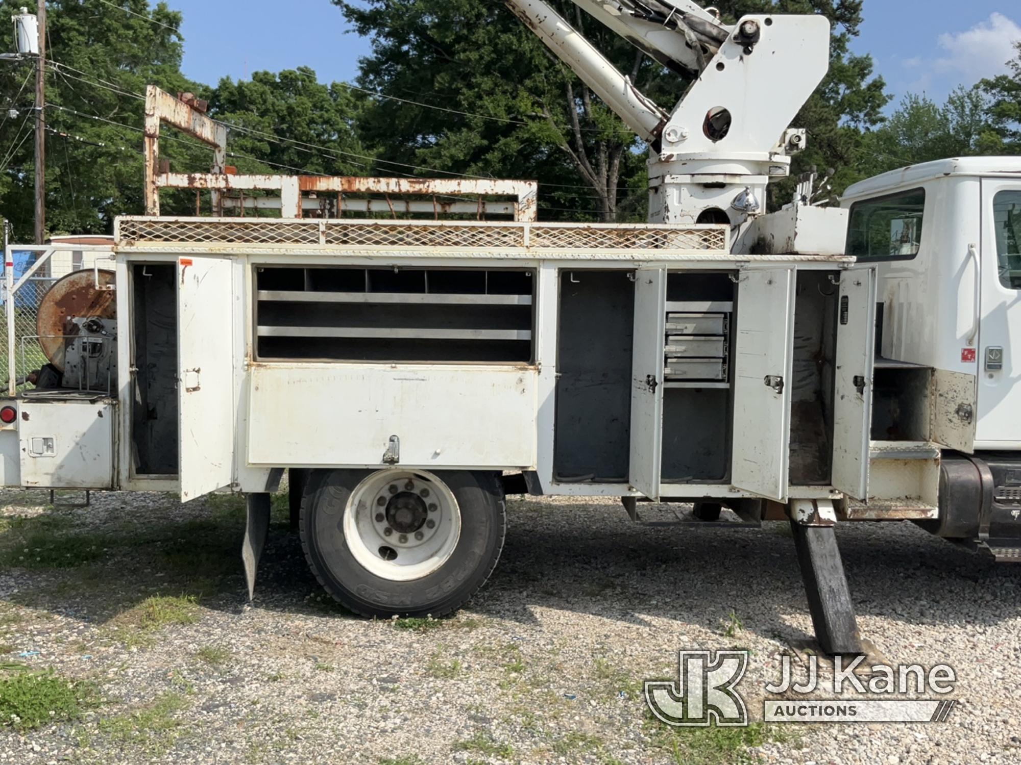 (Charlotte, NC) Terex Commander 4042, Digger Derrick mounted behind cab on 2000 International 4900 U