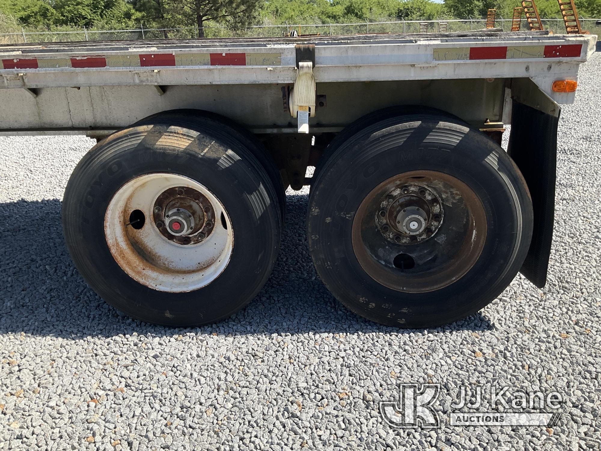 (Villa Rica, GA) 1976 RAVEN T/A High Flatbed Trailer