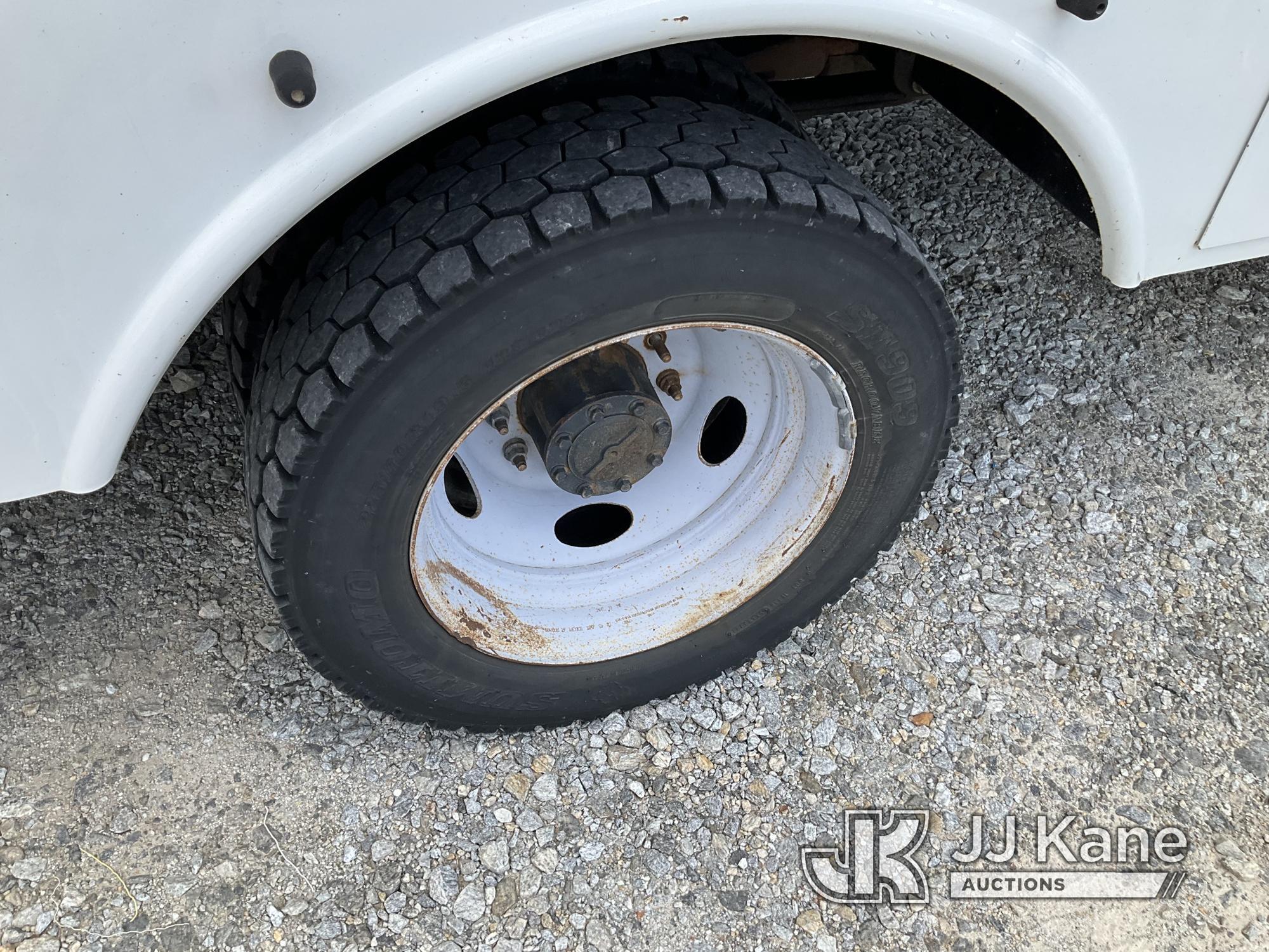 (Villa Rica, GA) Altec AT40G, Articulating & Telescopic Bucket mounted behind cab on 2017 Ford F550