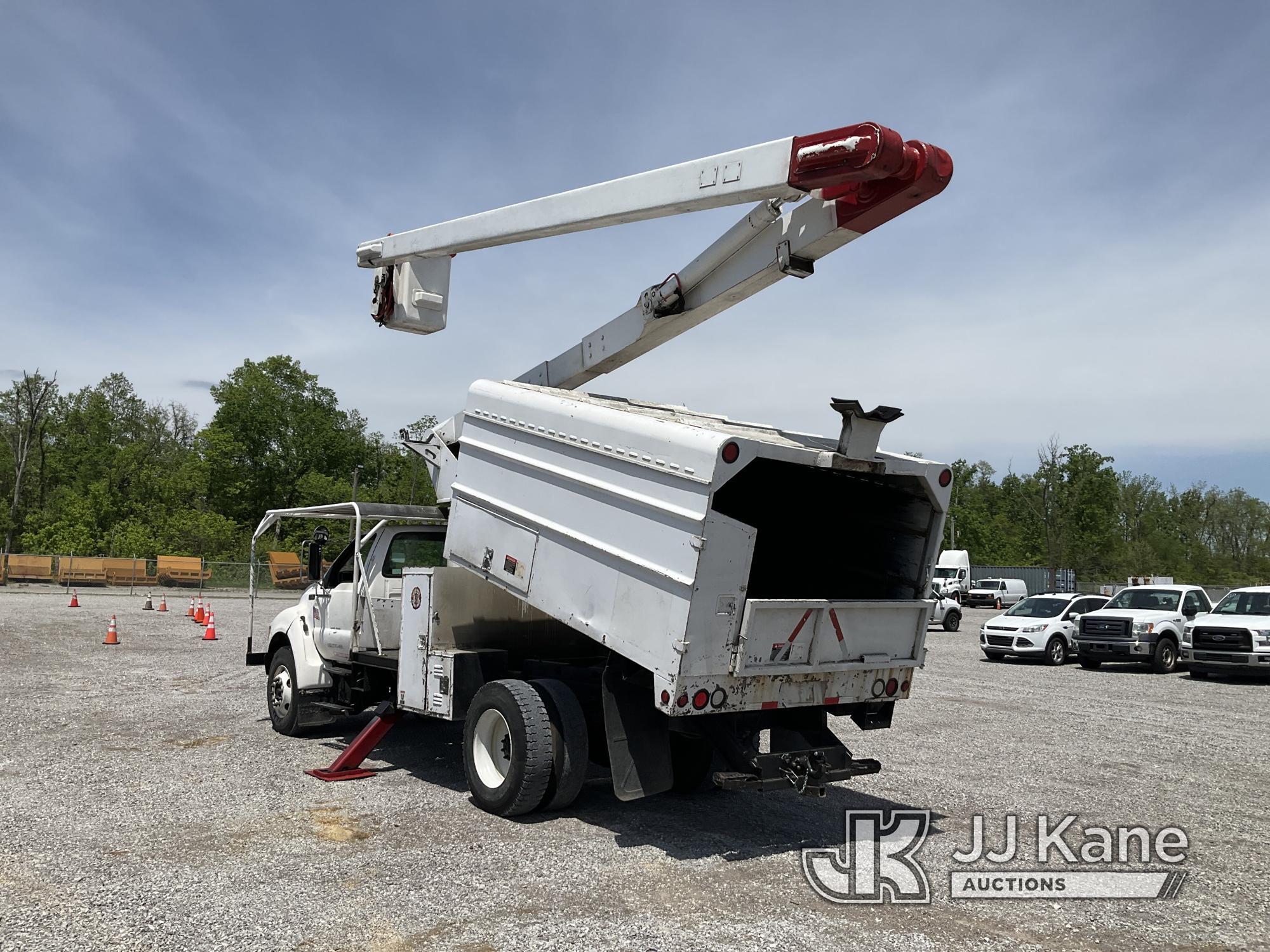 (Verona, KY) Versalift V0255RV, Over-Center Bucket Truck mounted behind cab on 2000 Ford F750 Chippe
