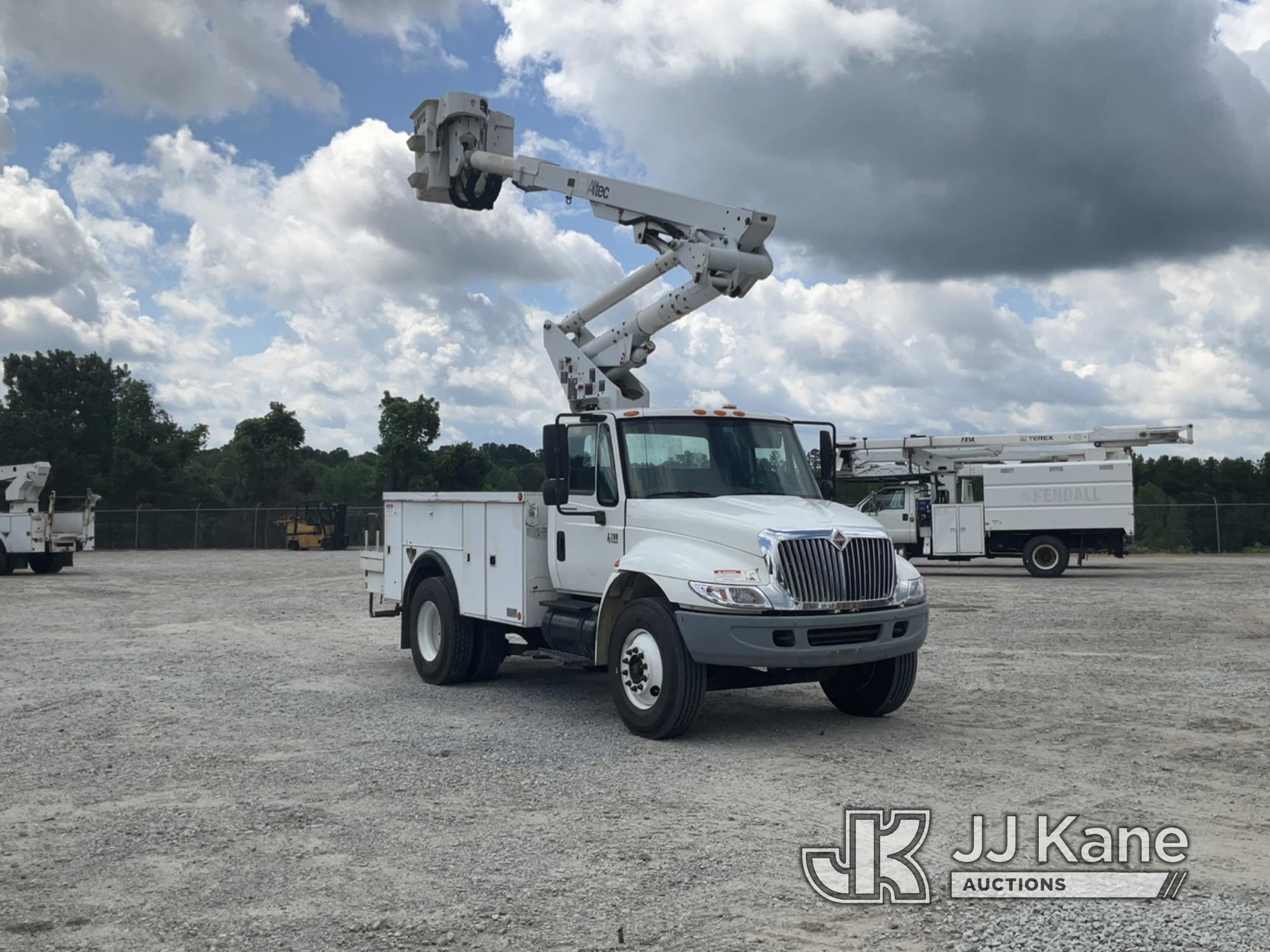 (Villa Rica, GA) Altec TA40, Articulating & Telescopic Bucket Truck mounted behind cab on 2006 Inter