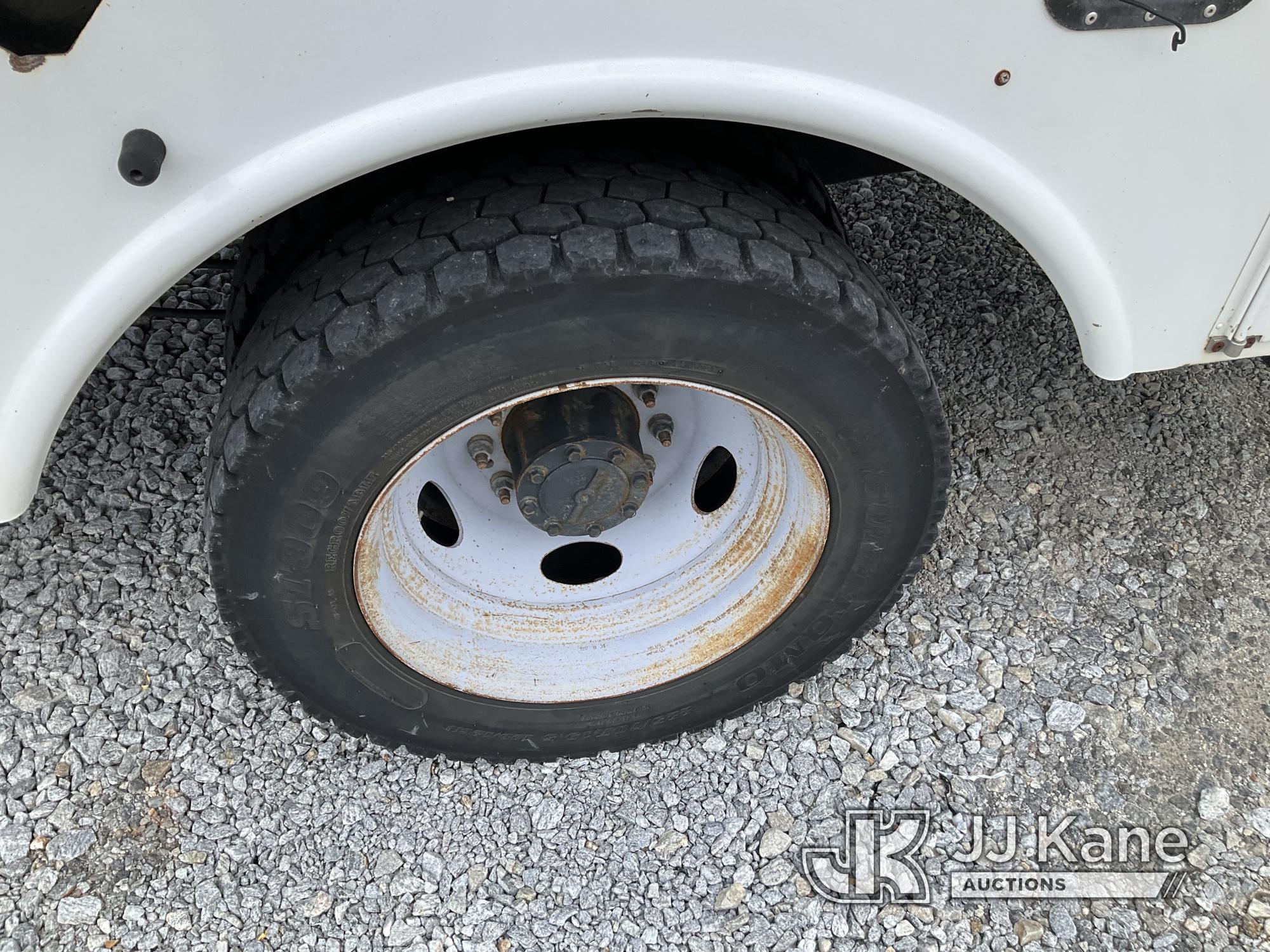 (Villa Rica, GA) Altec AT40G, Articulating & Telescopic Bucket mounted behind cab on 2017 Ford F550