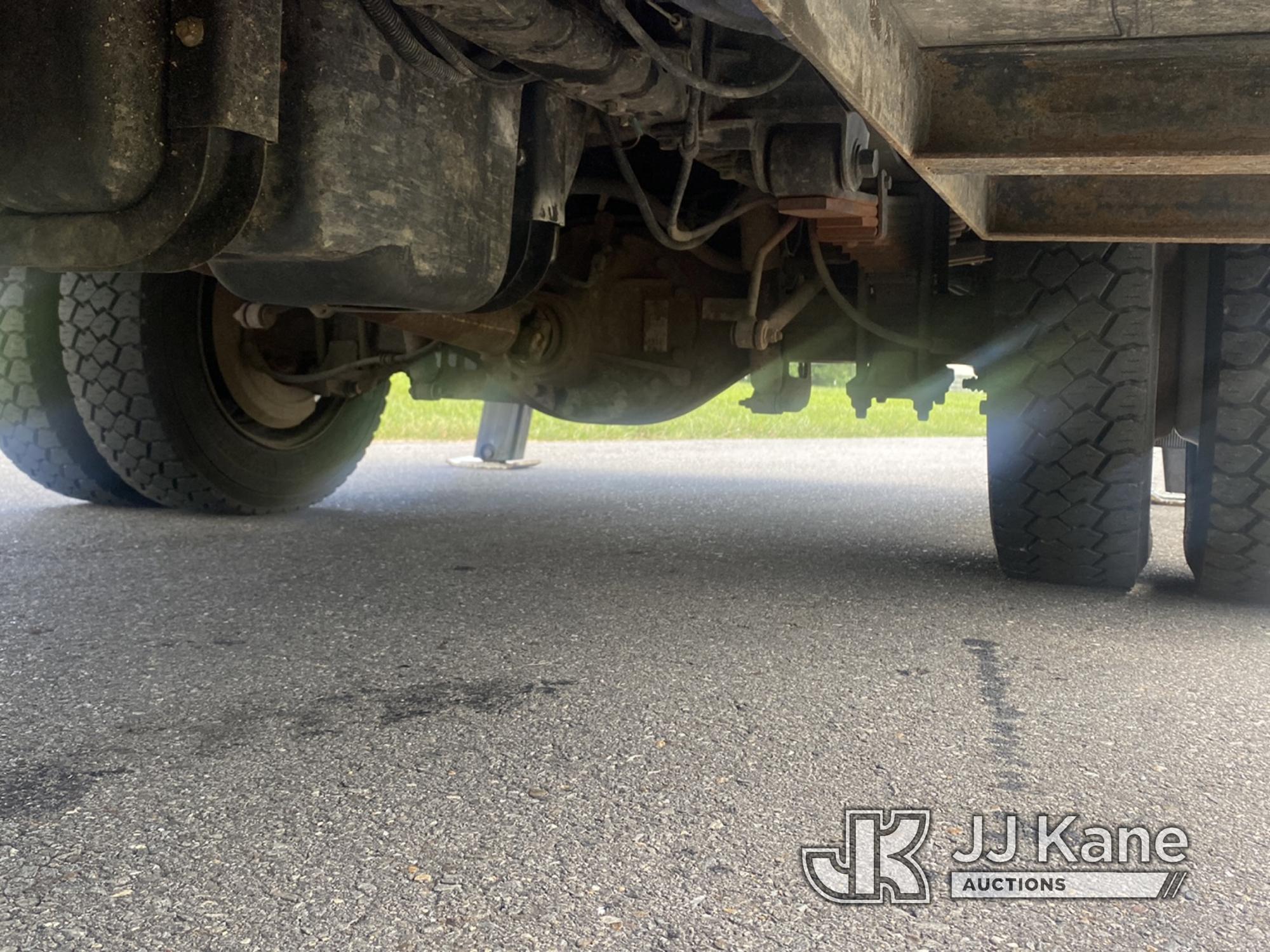 (Mount Airy, NC) Versalift VST-47SI, Material Handling Bucket Truck center mounted on 2015 Ford F550