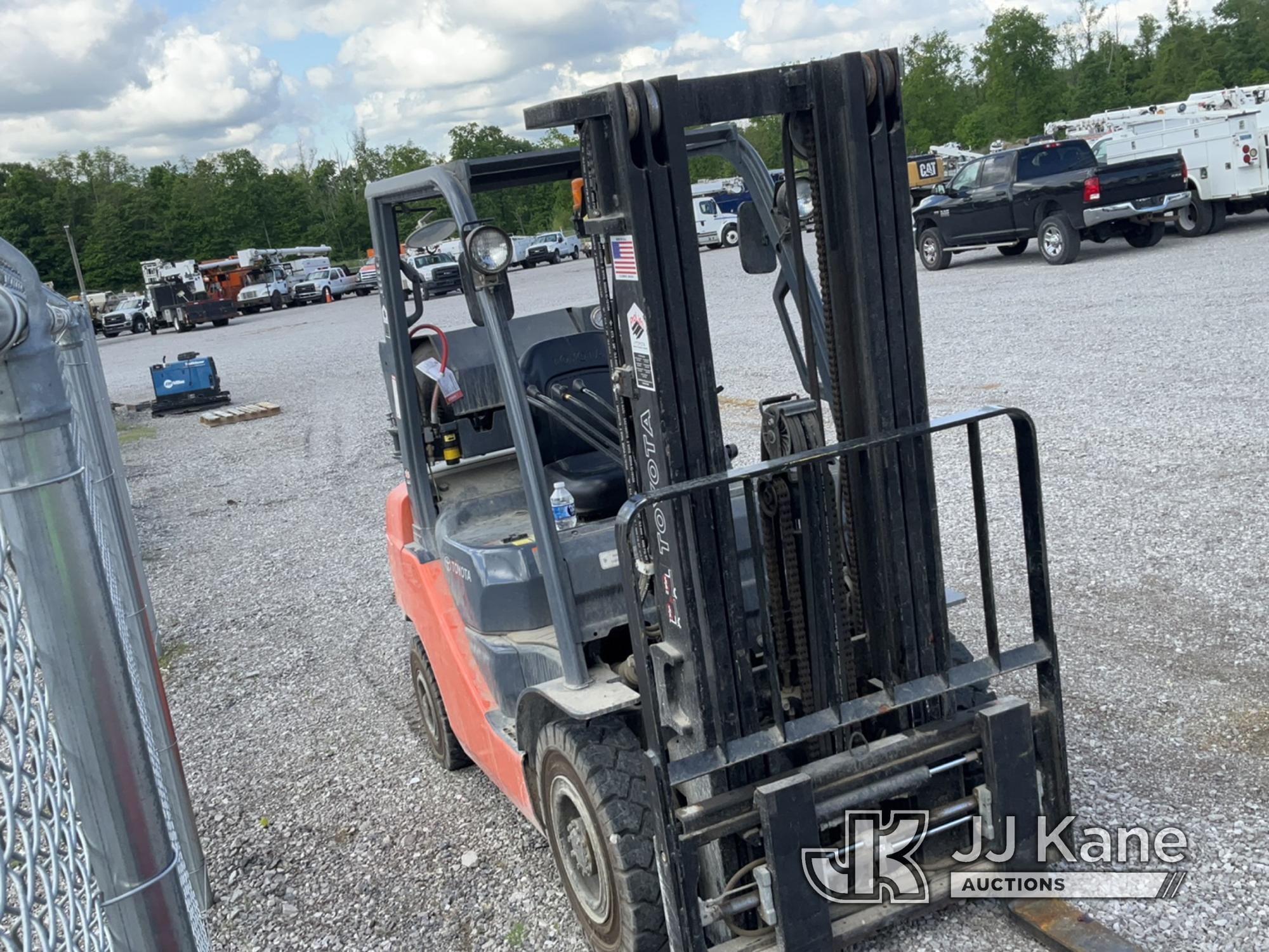 (Verona, KY) 2013 Toyota 8FGU25 Rubber Tired Forklift Runs, Moves & Operates) (BUYER MUST LOAD