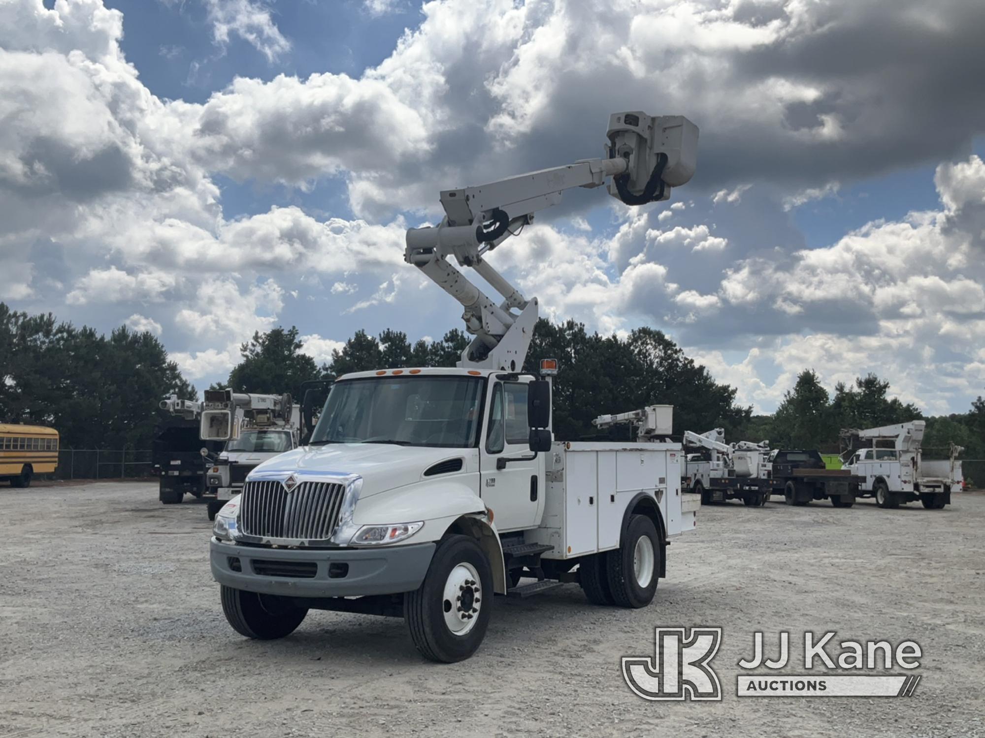 (Villa Rica, GA) Altec TA40, Articulating & Telescopic Bucket Truck mounted behind cab on 2006 Inter