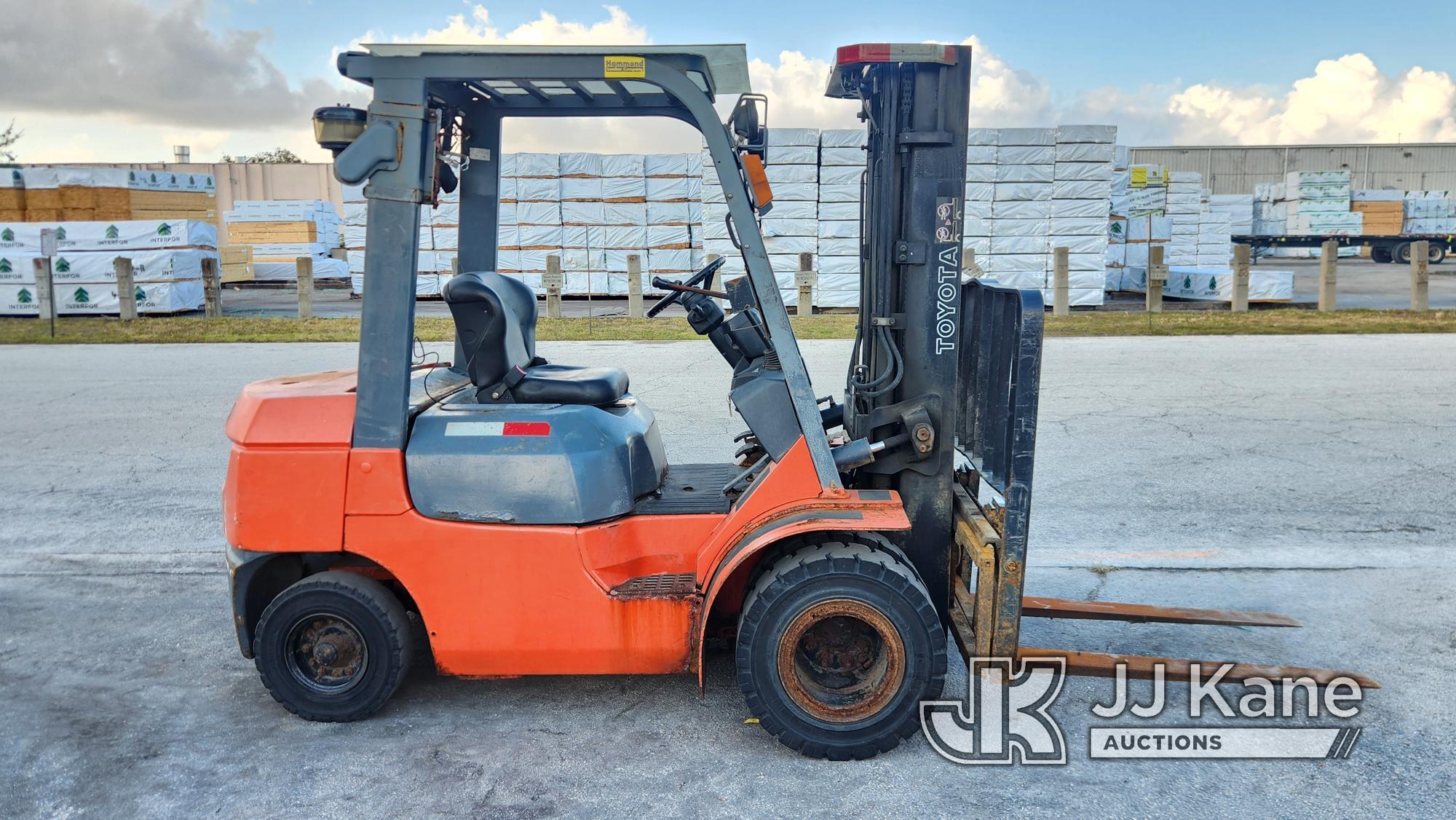 (Riviera Beach, FL) Toyota 7FDU25 Pneumatic Tired Forklift, Loading Assistance Available Runs. Moves