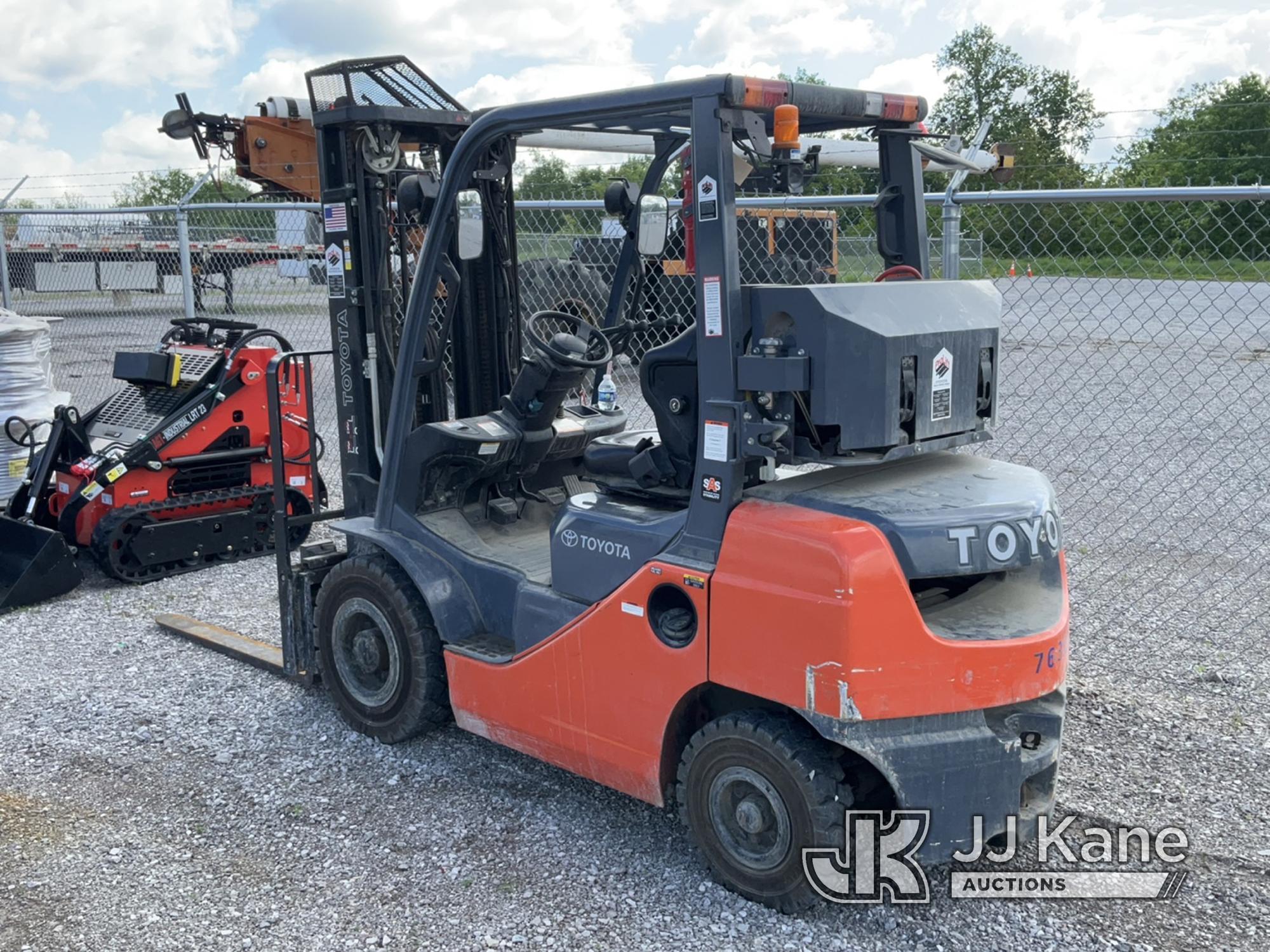 (Verona, KY) 2013 Toyota 8FGU25 Rubber Tired Forklift Runs, Moves & Operates) (BUYER MUST LOAD