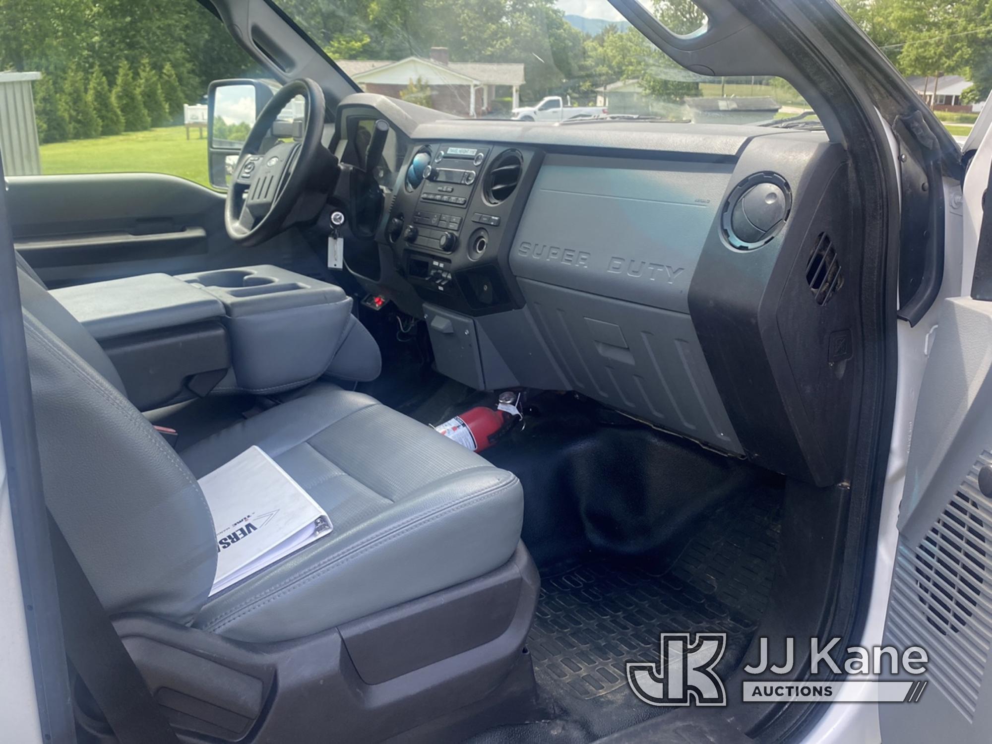 (Mount Airy, NC) Versalift VST-47SI, Material Handling Bucket Truck center mounted on 2015 Ford F550