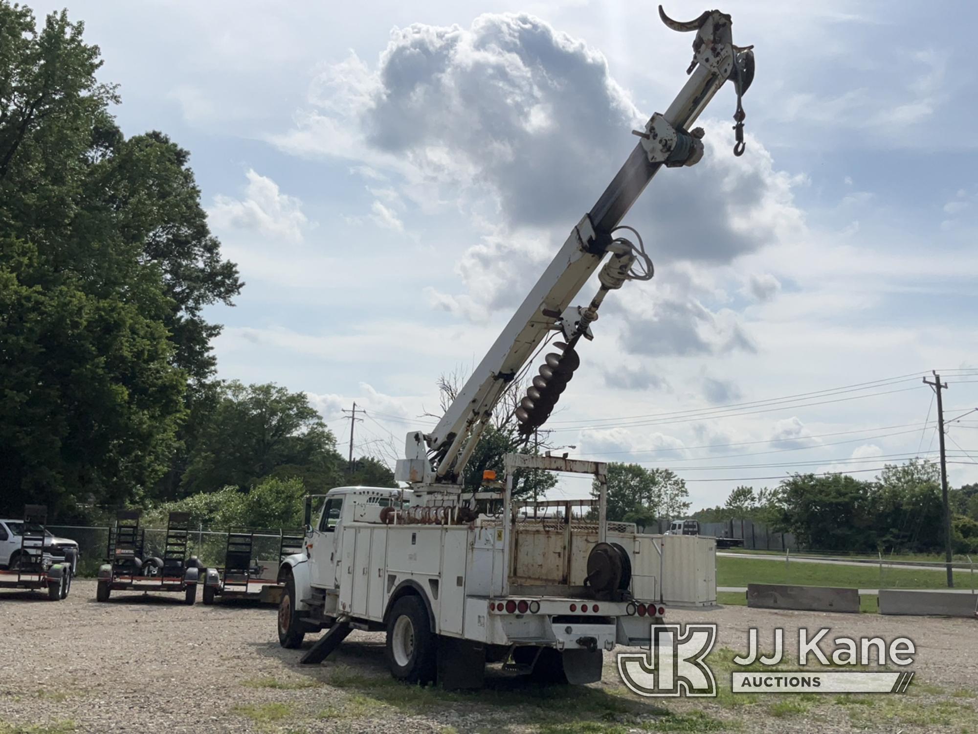 (Charlotte, NC) Terex Commander 4042, Digger Derrick mounted behind cab on 2000 International 4900 U