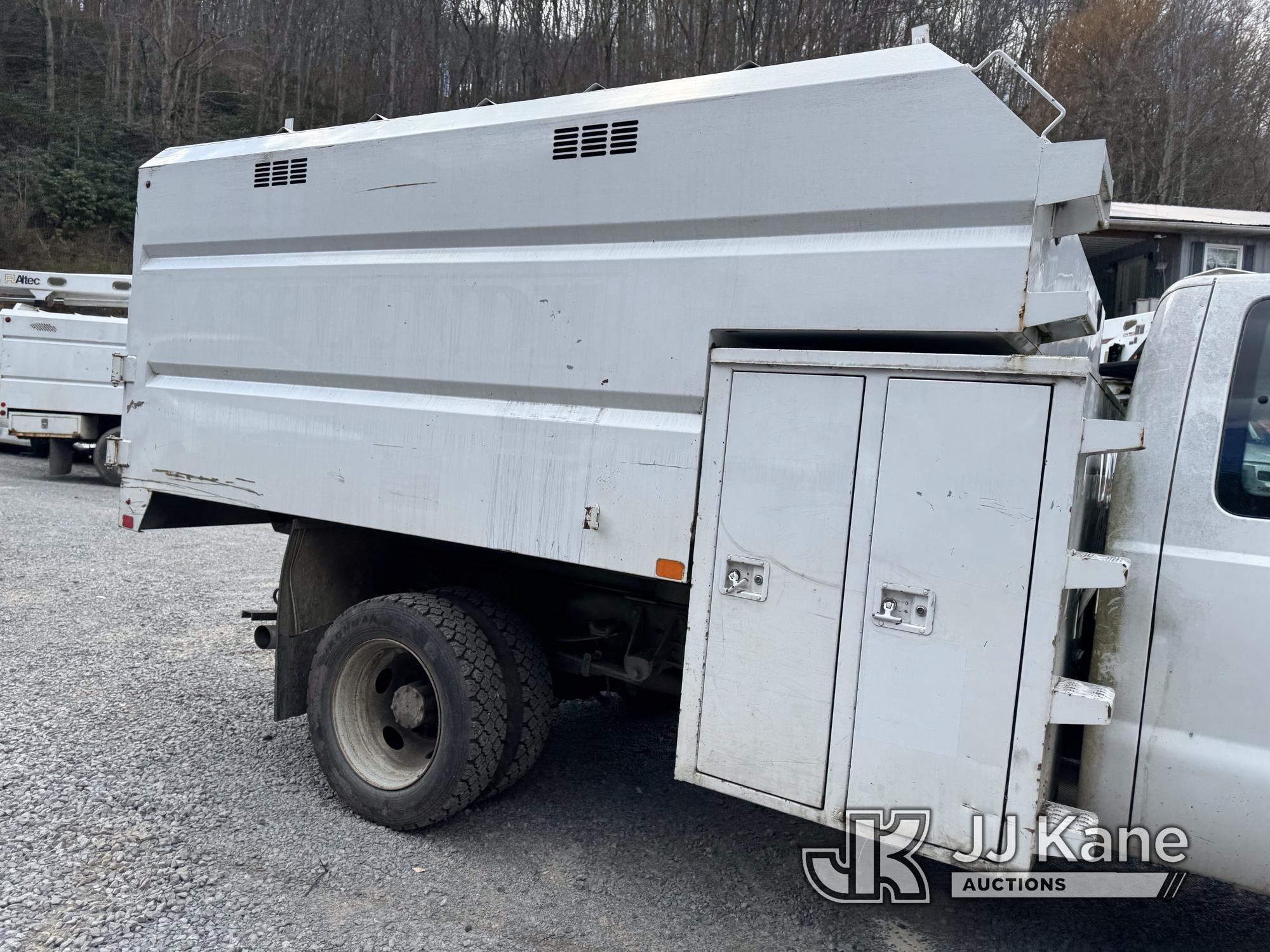 (Hanover, WV) 2016 Ford F550 4x4 Extended-Cab Chipper Dump Truck Runs, Moves & Dump Operates) (Low P