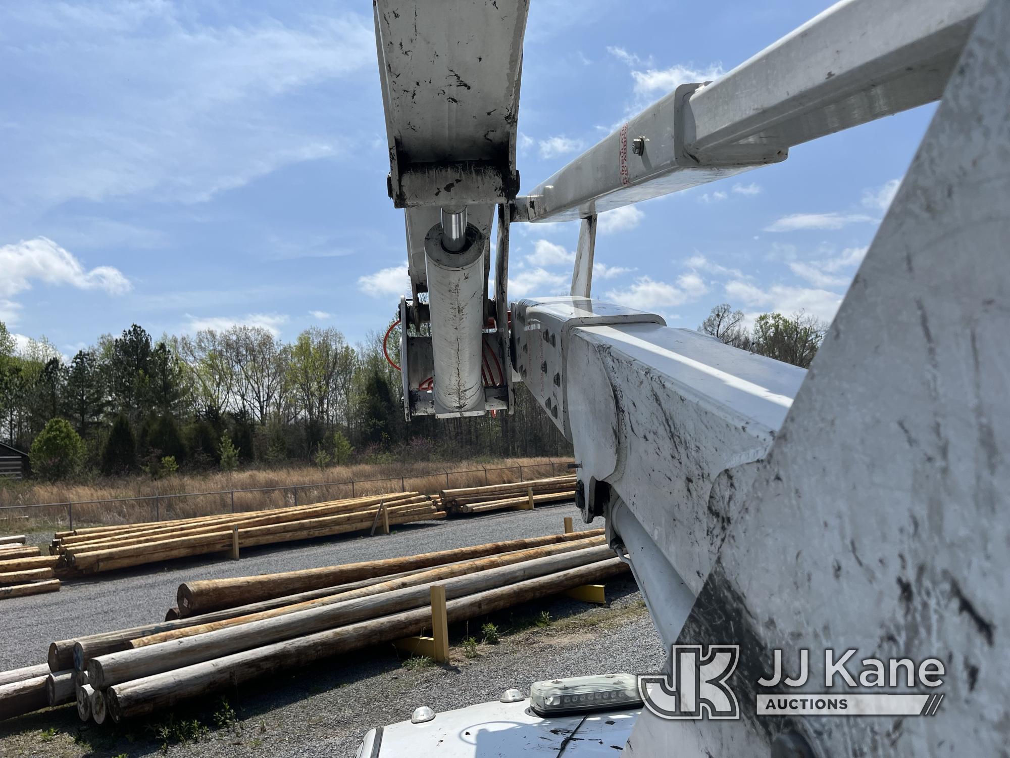 (Scottsville, KY) ETI ETOMH37-IH, Articulating & Telescopic Material Handling Bucket Truck mounted b