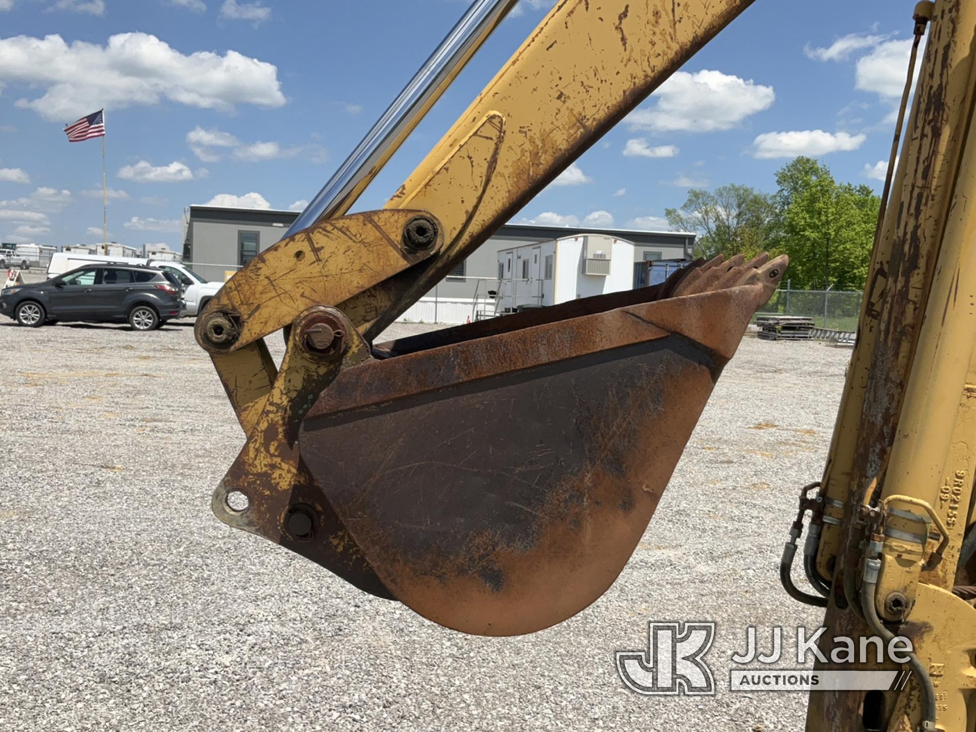 (Verona, KY) 1988 Cat 436 4X4 Tractor Loader Backhoe Runs, Moves & Operates) (Glass Broken Out, Rust