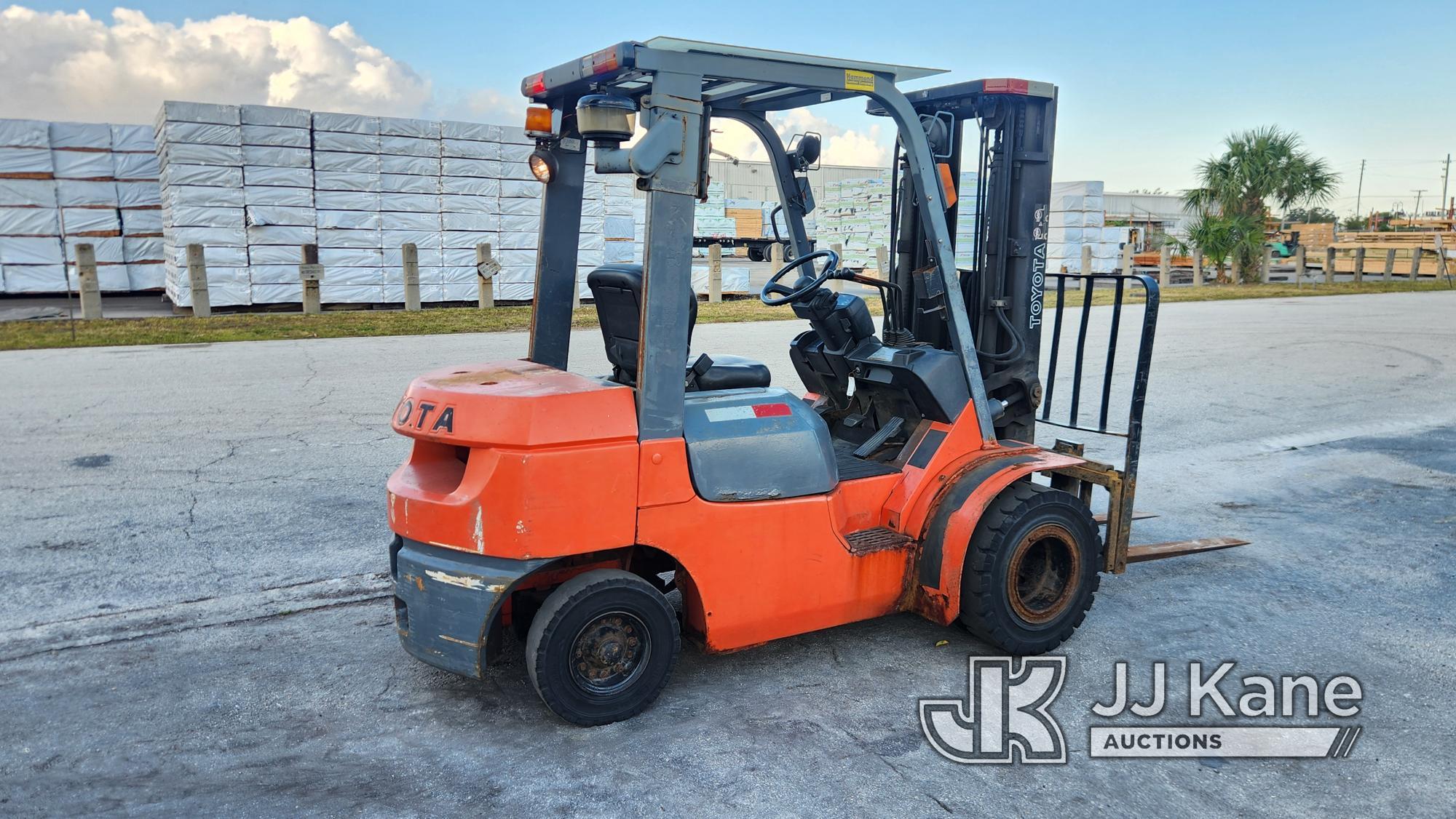 (Riviera Beach, FL) Toyota 7FDU25 Pneumatic Tired Forklift, Loading Assistance Available Runs. Moves