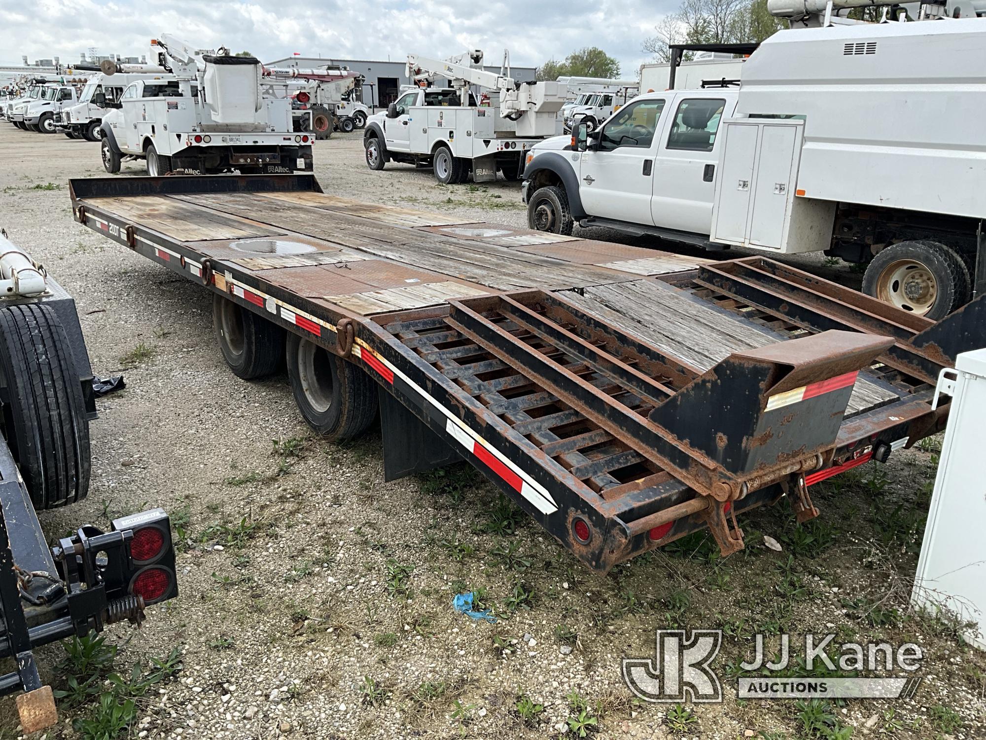 (Elizabethtown, KY) 2014 Interstate 20DT T/A Tagalong Equipment Trailer Seller Note: Boards Need Rep