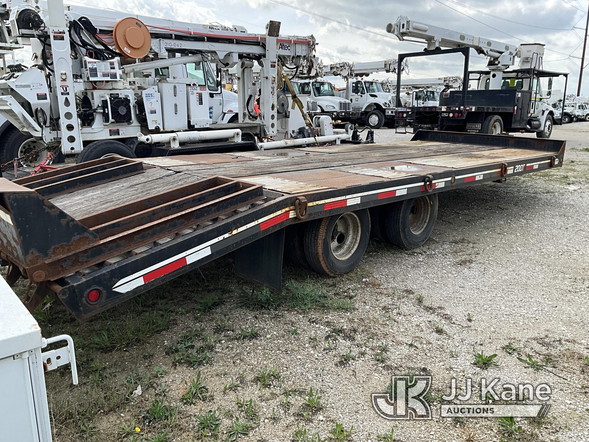 (Elizabethtown, KY) 2014 Interstate 20DT T/A Tagalong Equipment Trailer Seller Note: Boards Need Rep