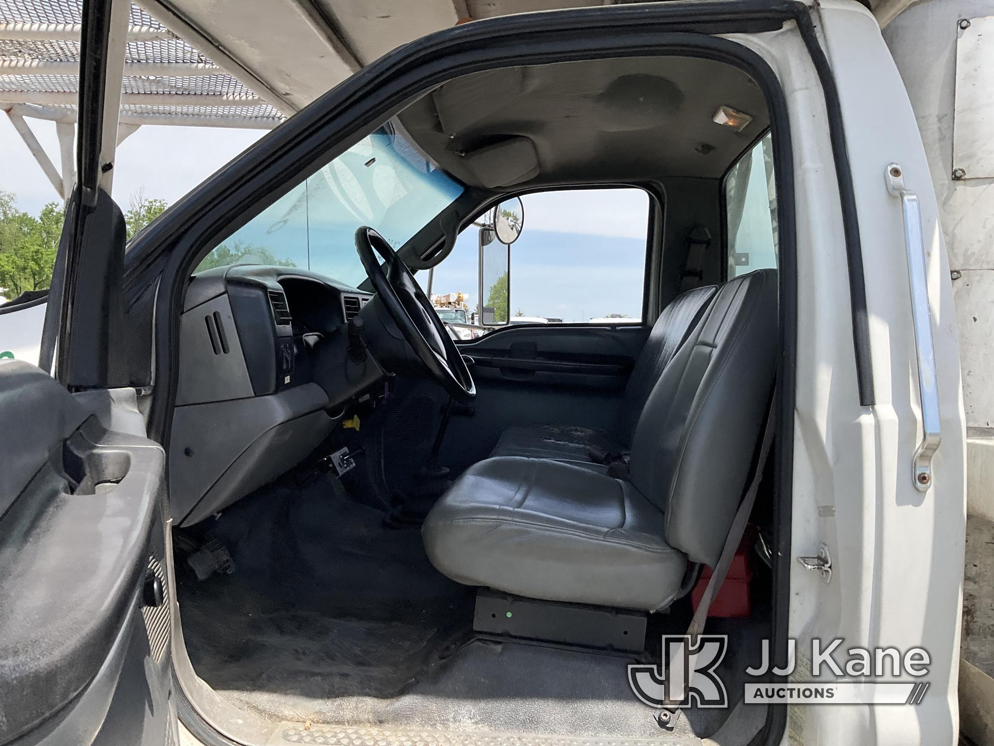 (Verona, KY) Versalift V0255RV, Over-Center Bucket Truck mounted behind cab on 2000 Ford F750 Chippe