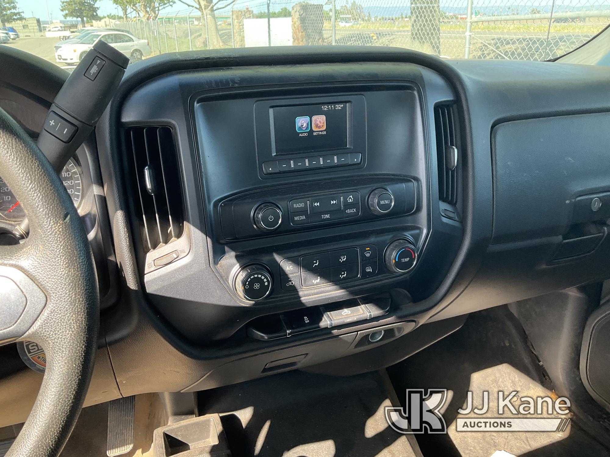 (Dixon, CA) 2016 Chevrolet Silverado 1500 4x4 Crew-Cab Pickup Truck Runs & Moves) (Bad Charging Syst