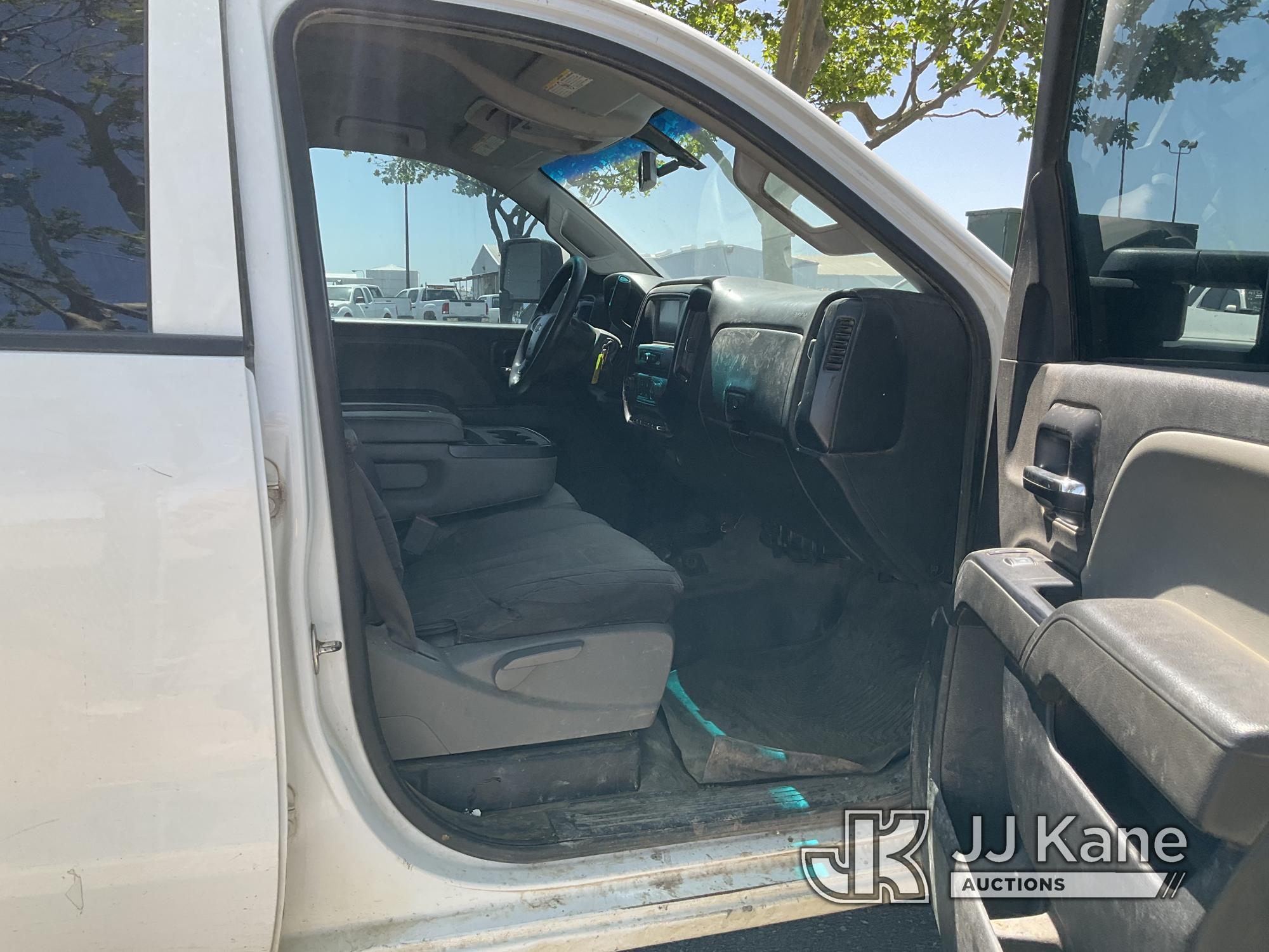 (Dixon, CA) 2019 CHEVROLET SILVERADO 2500HD Crew-Cab Pickup Truck Runs & Moves) (Body Damage, Rust D