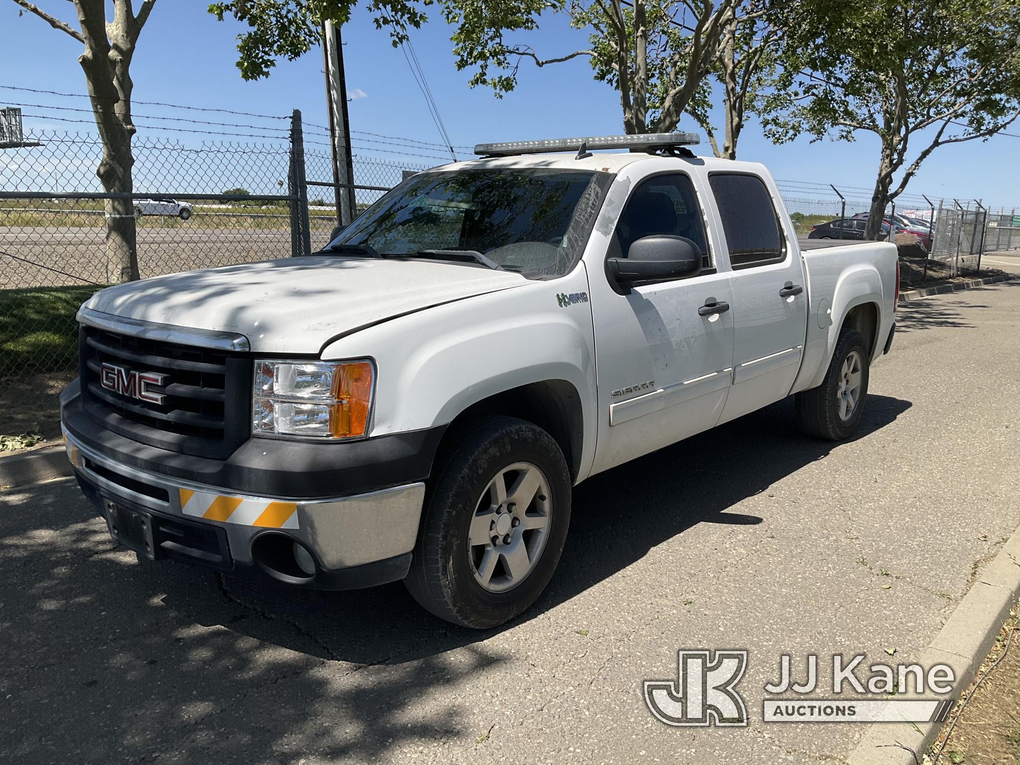 (Dixon, CA) 2013 GMC Sierra1500 Crew-Cab Pickup Truck Runs & Moves) (Paint Damage