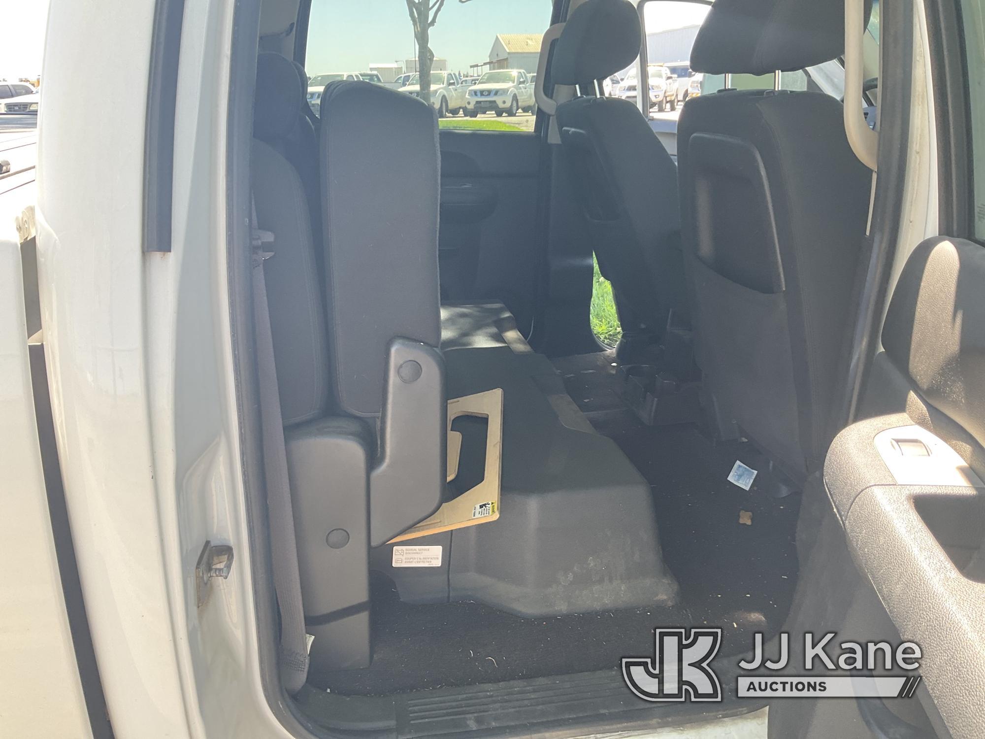 (Dixon, CA) 2013 GMC Sierra 1500 Hybrid Crew-Cab Pickup Truck Runs & Moves) (Driver Door Handle Brok