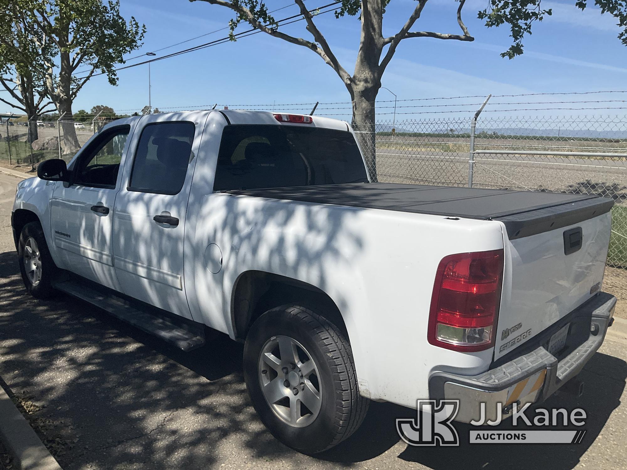 (Dixon, CA) 2013 GMC Sierra 1500 Hybrid Crew-Cab Pickup Truck Runs & Moves) (Driver Door Handle Brok