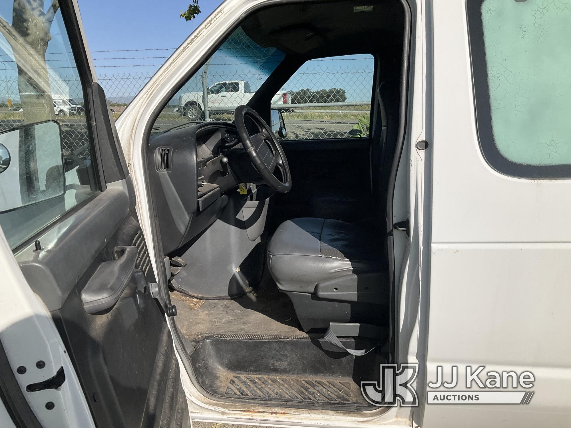 (Dixon, CA) 1995 Ford Club Wagon Cargo Van Runs & Moves) (Broken Window, Body Damage