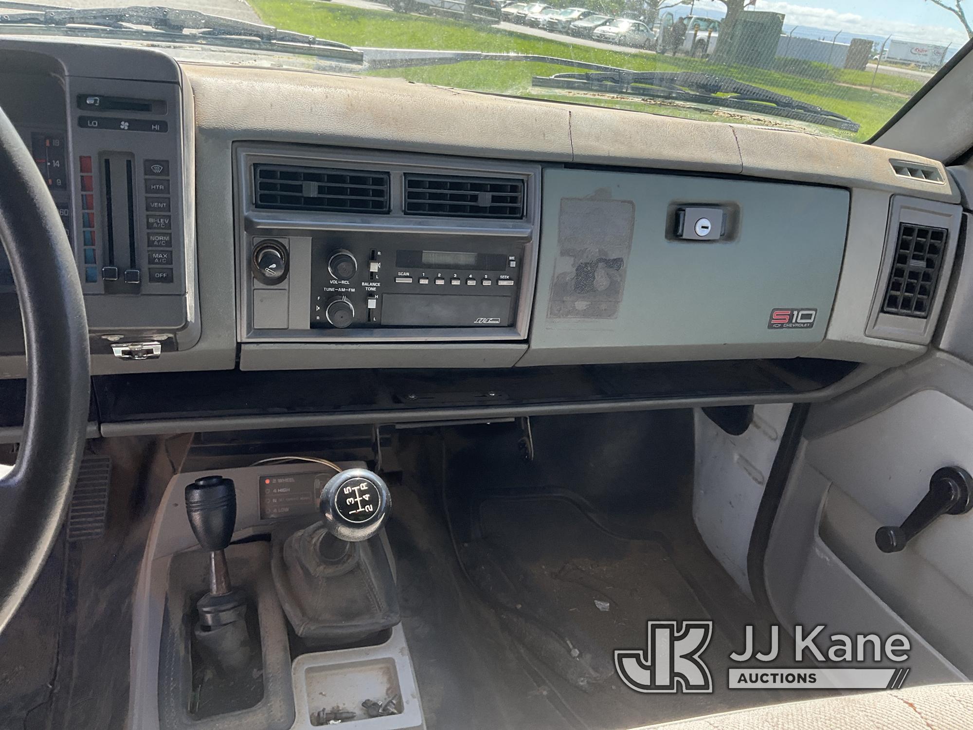 (Dixon, CA) 1992 Chevrolet S10 4x4 Pickup Truck Runs & Moves)( Vibrates, Throw Out Bearing Noise, Pa