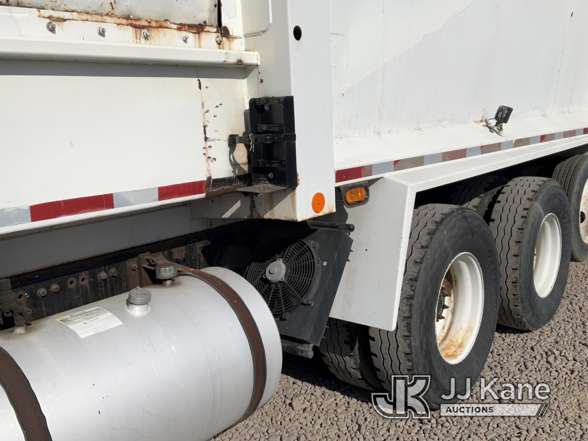 (Dixon, CA) 2005 Freightliner Condor Garbage/Compactor Truck Runs, Moves, & Operates