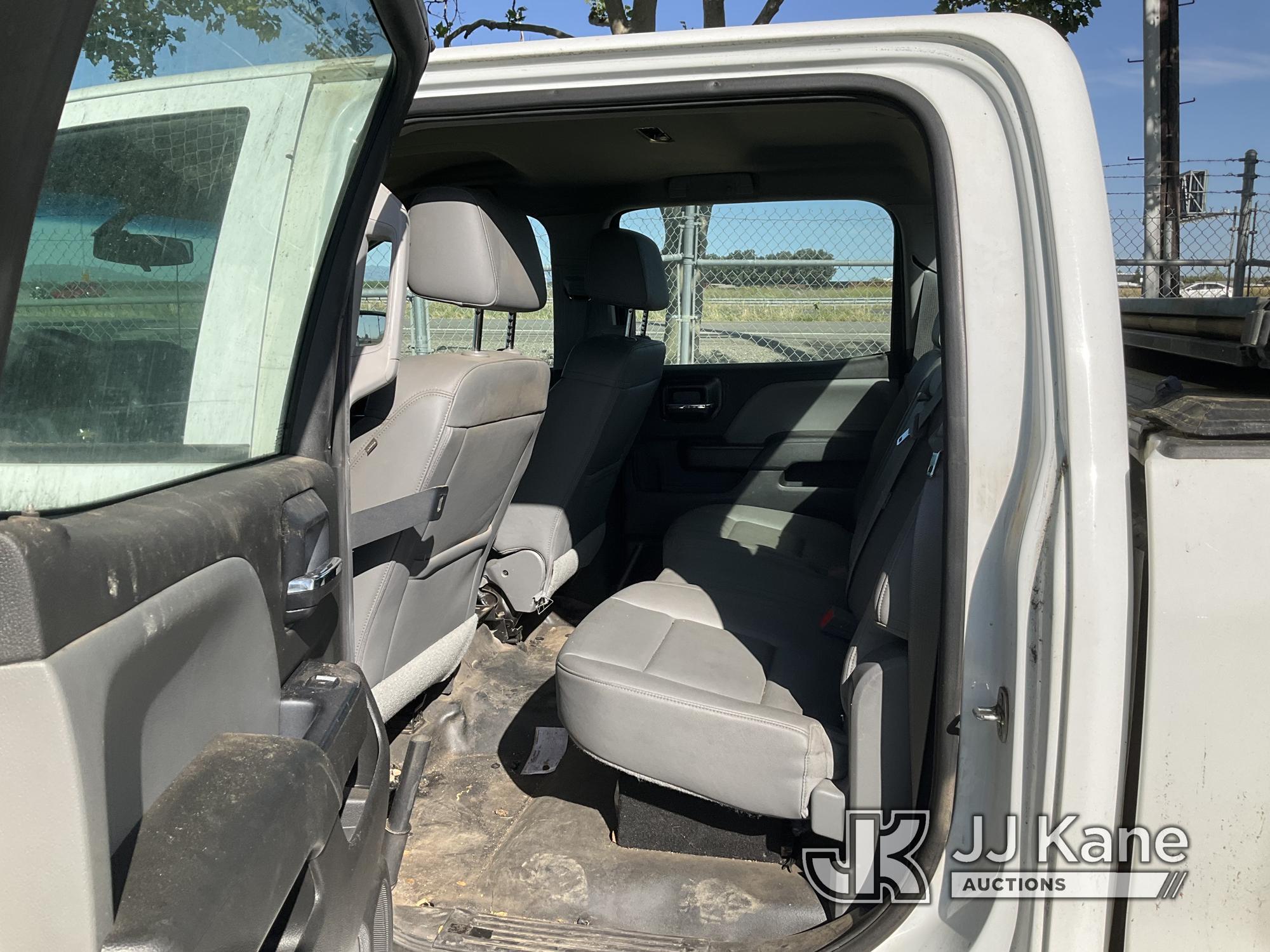 (Dixon, CA) 2016 Chevrolet Silverado 1500 4x4 Crew-Cab Pickup Truck Runs & Moves) (Bad Charging Syst