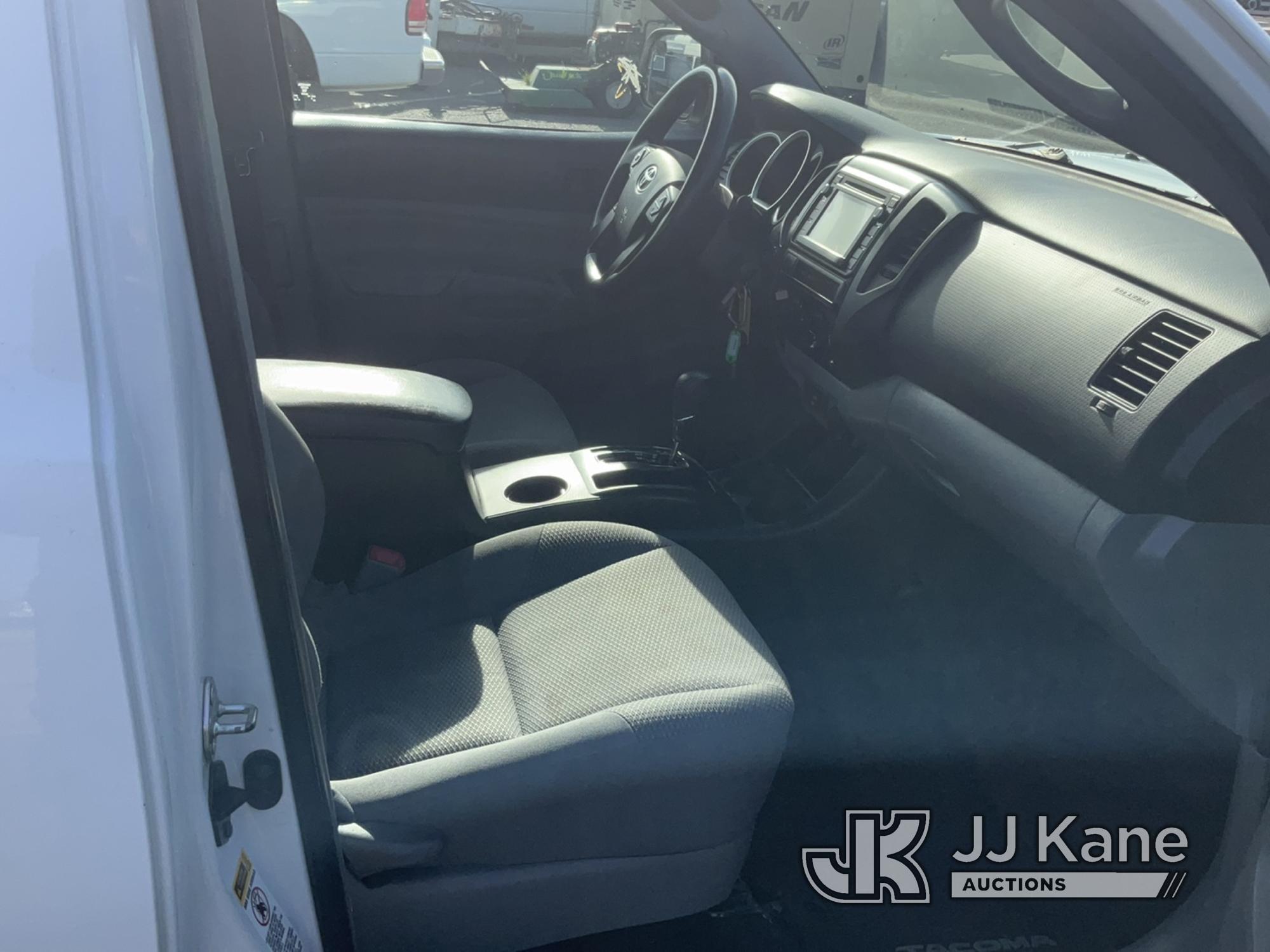 (Dixon, CA) 2015 Toyota Tacoma 4x4 Extended-Cab Pickup Truck Runs & Moves)(Door only locks manually
