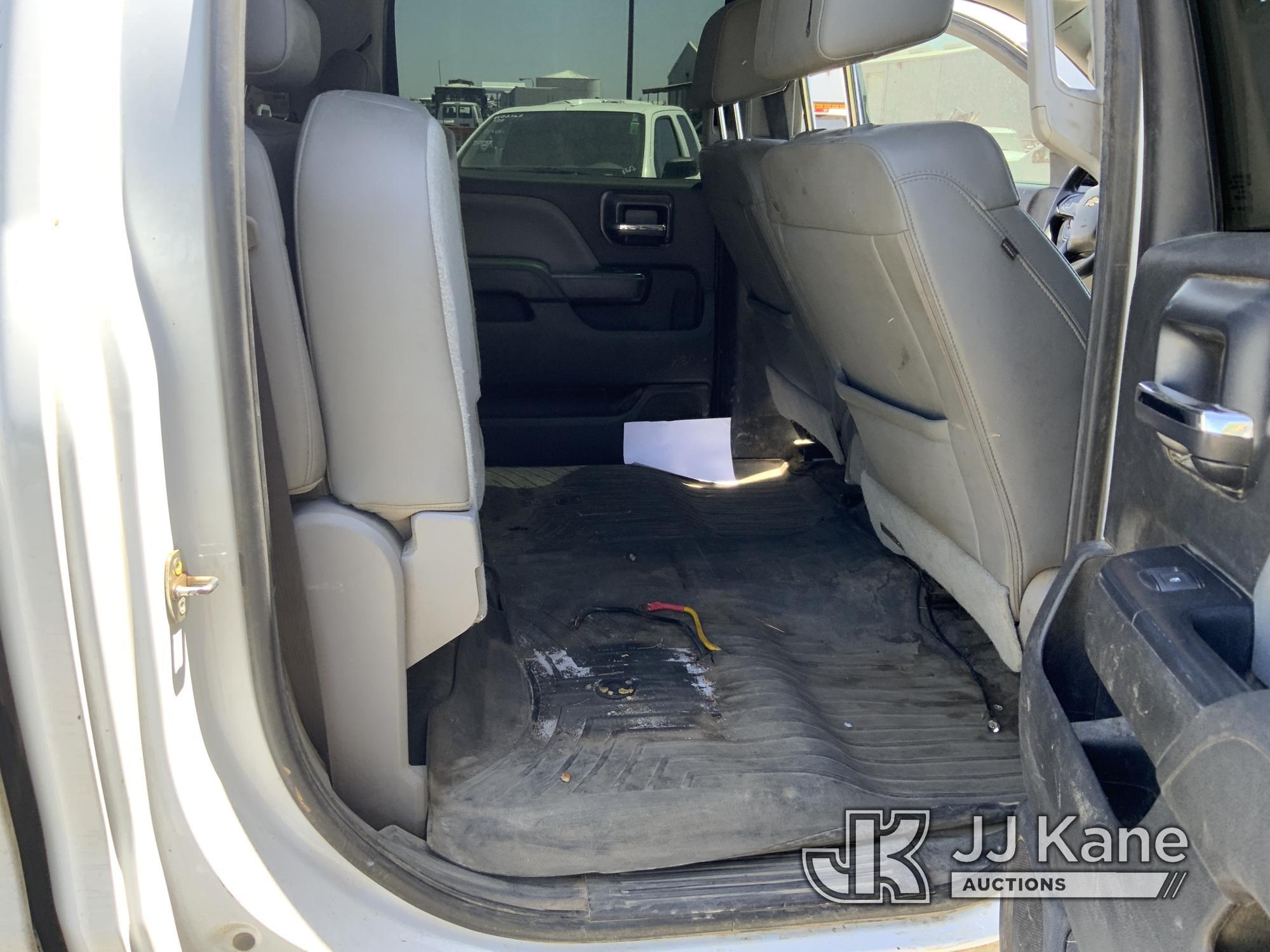 (Dixon, CA) 2019 Chevrolet Silverado 2500HD 4x4 Crew-Cab Pickup Truck Runs & Moves) (Damage To Bed O