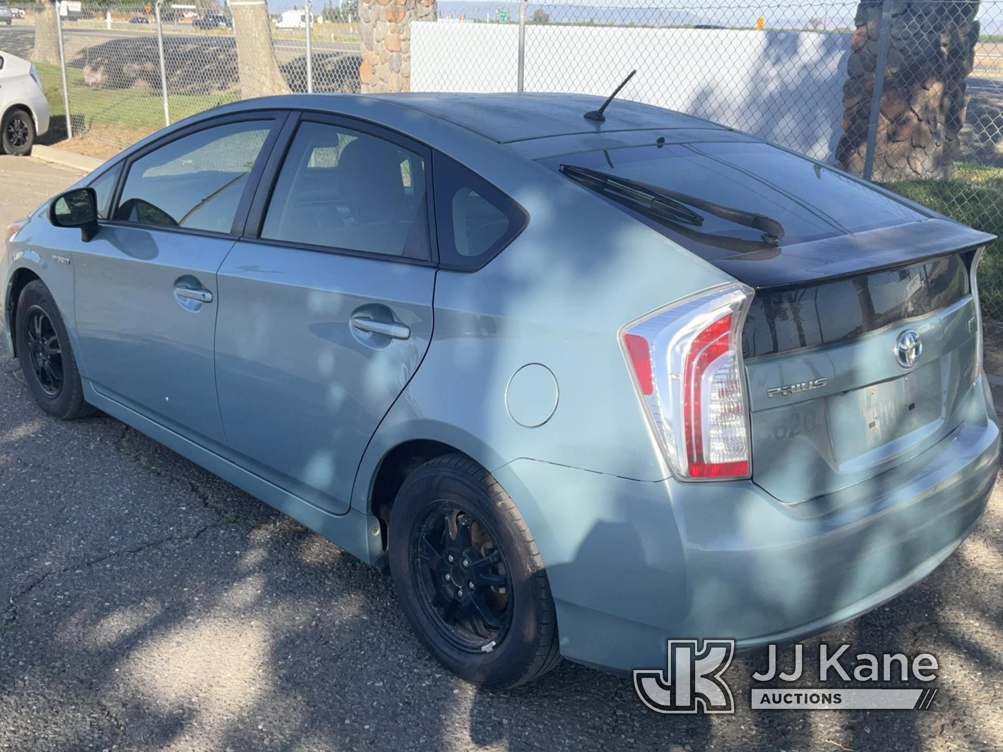 (Dixon, CA) 2015 Toyota Prius 4-Door Hybrid Sedan Runs & Moves) (Drivers Side Controller Does Not Wo