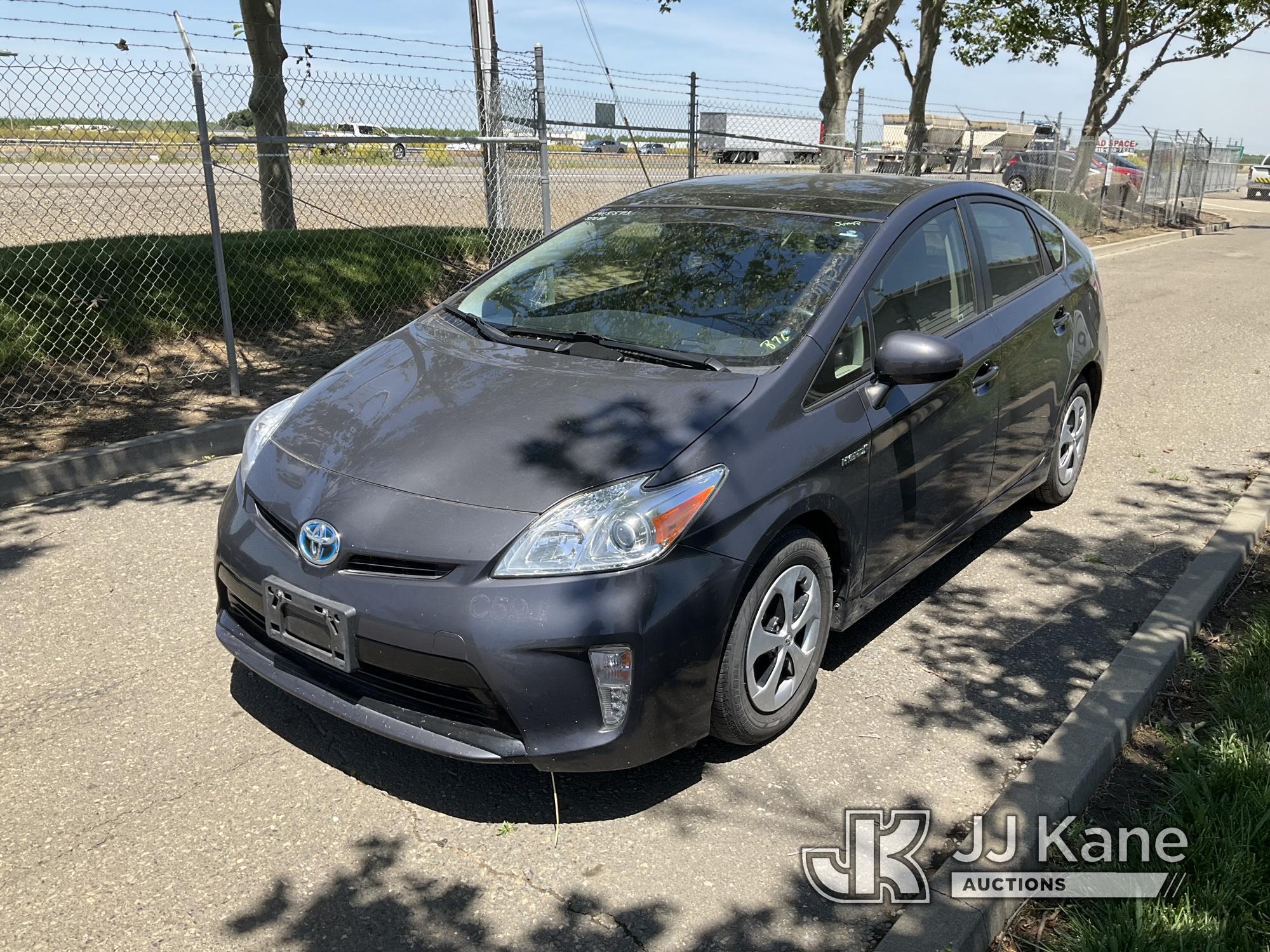 (Dixon, CA) 2014 Toyota Prius 4-Door Hybrid Sedan Runs & Moves