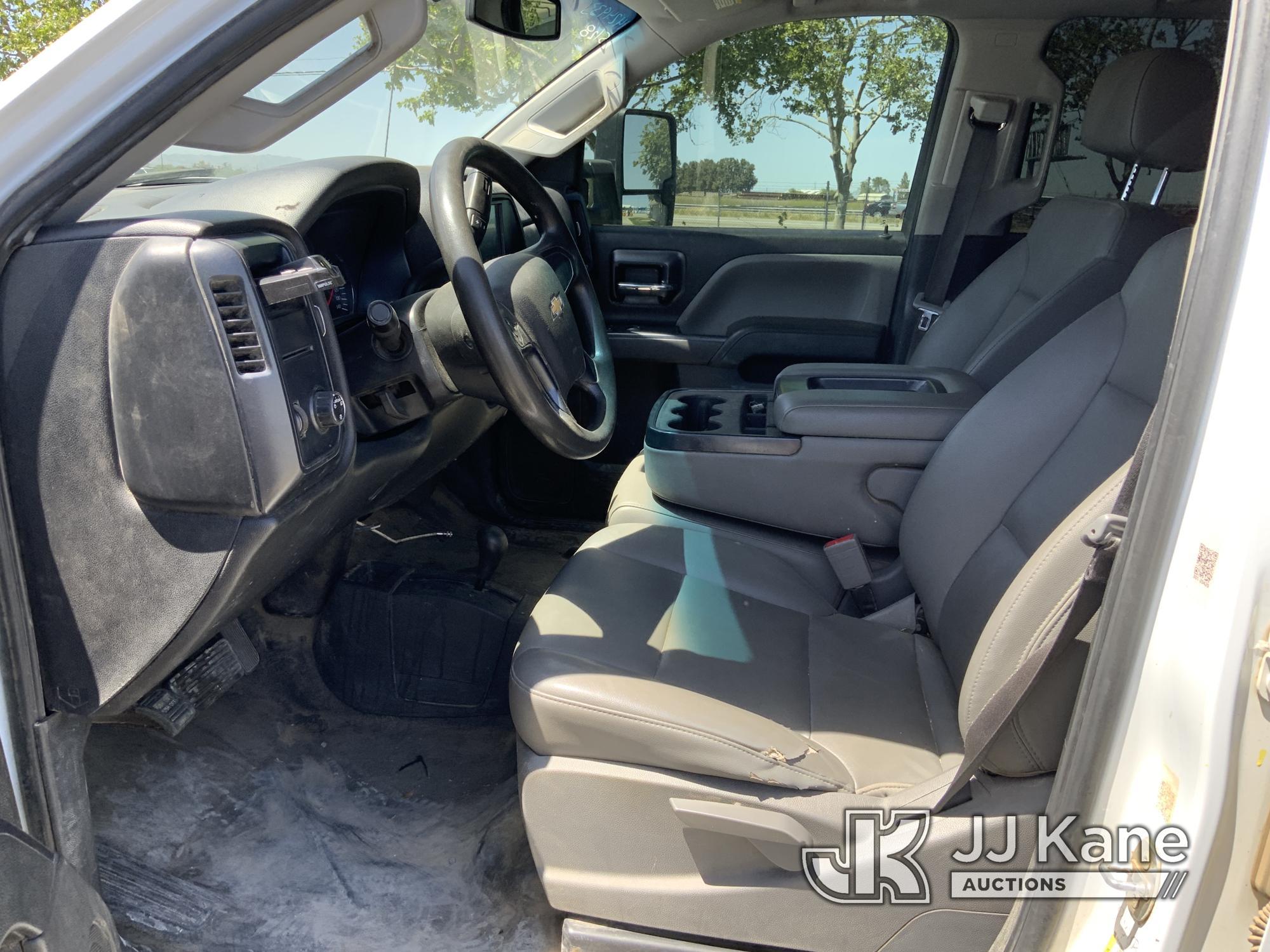 (Dixon, CA) 2019 Chevrolet Silverado 2500HD 4x4 Crew-Cab Pickup Truck Runs & Moves) (Damage To Bed O