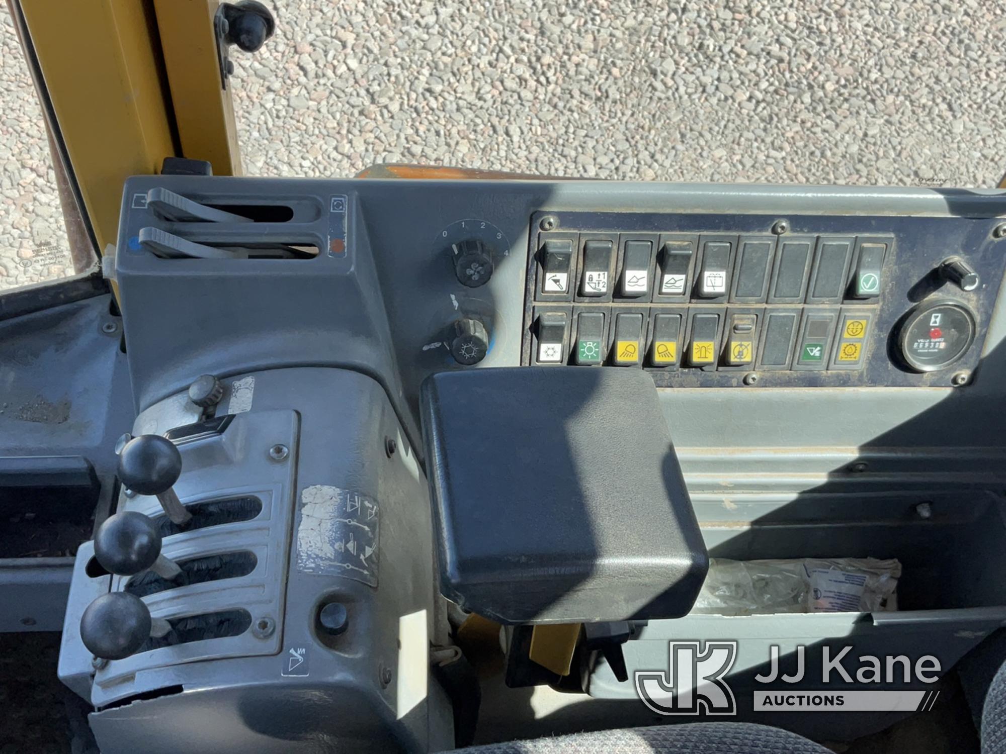 (Dixon, CA) 1994 Volvo L50B Tractor Loader Runs, Moves & Operates