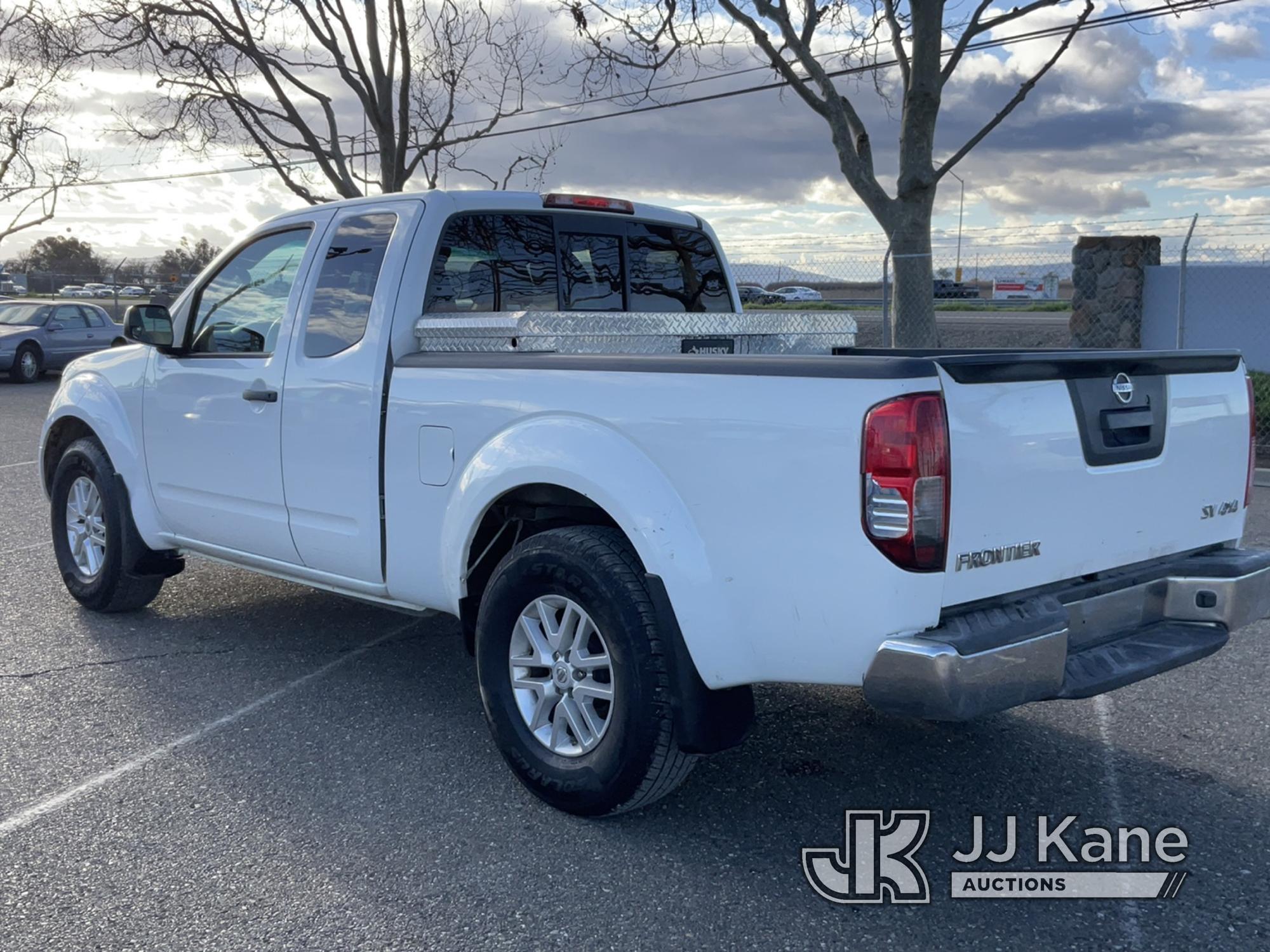 (Dixon, CA) 2016 Nissan Frontier 4x4 Extended-Cab Pickup Truck Runs & Moves) (Small Chip on Windshie