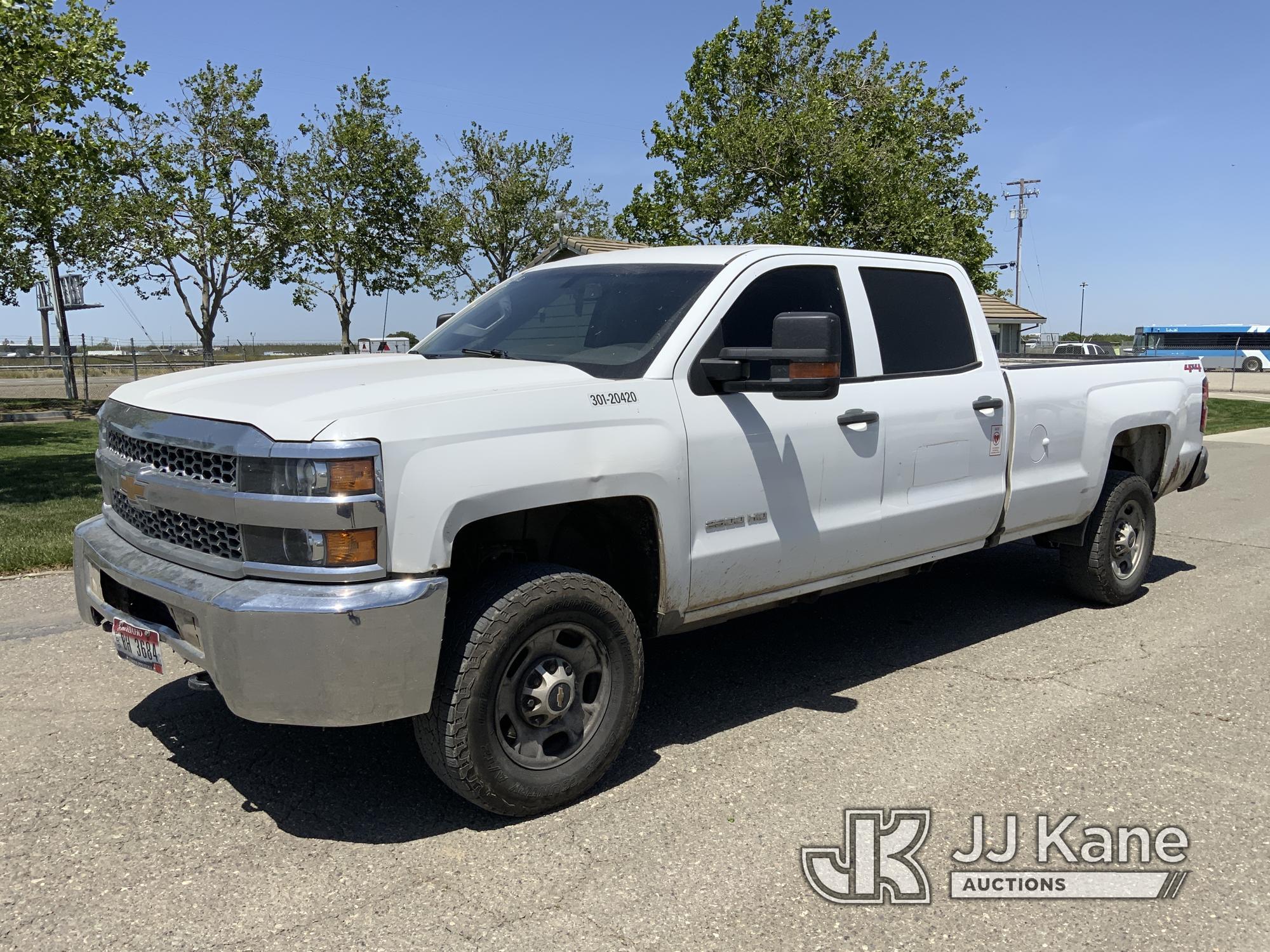 (Dixon, CA) 2019 Chevrolet Silverado 2500HD 4x4 Crew-Cab Pickup Truck Runs & Moves) (Damage To Bed O