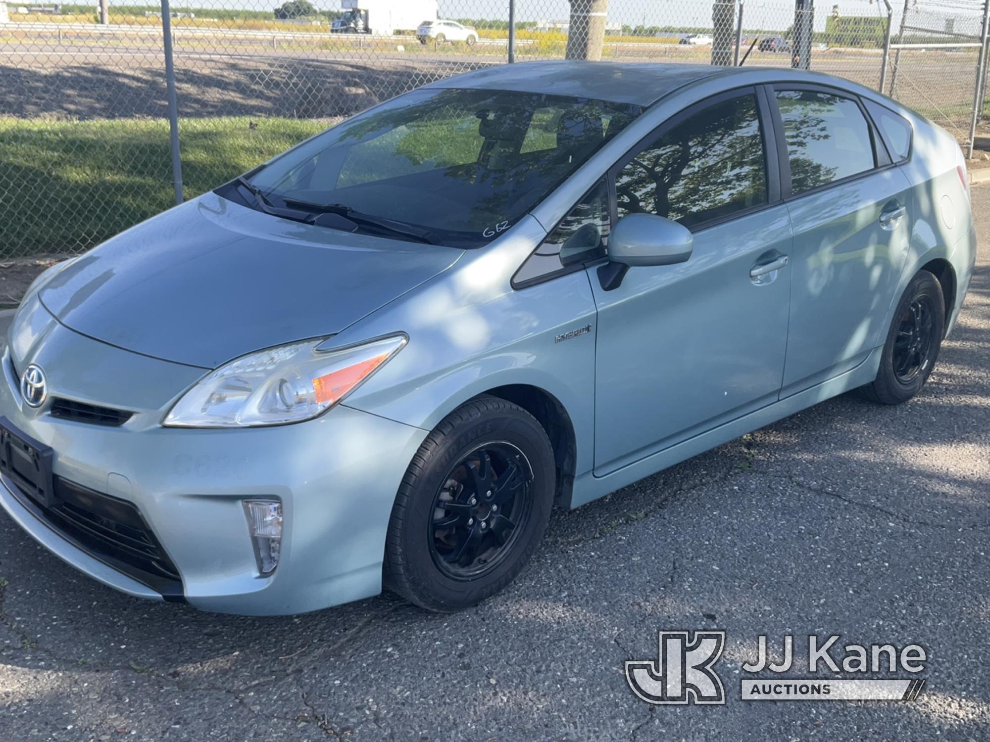 (Dixon, CA) 2015 Toyota Prius 4-Door Hybrid Sedan Runs & Moves) (Drivers Side Controller Does Not Wo