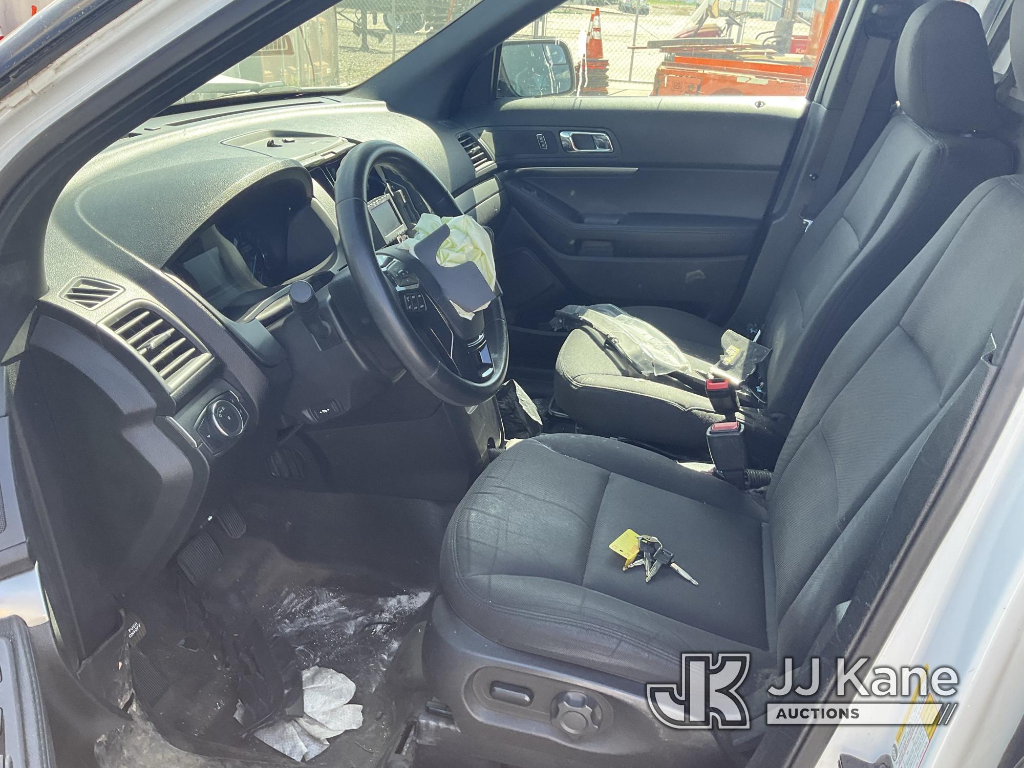 (Dixon, CA) 2017 Ford Explorer AWD Police Interceptor 4-Door Sport Utility Vehicle Not Running. Wrec