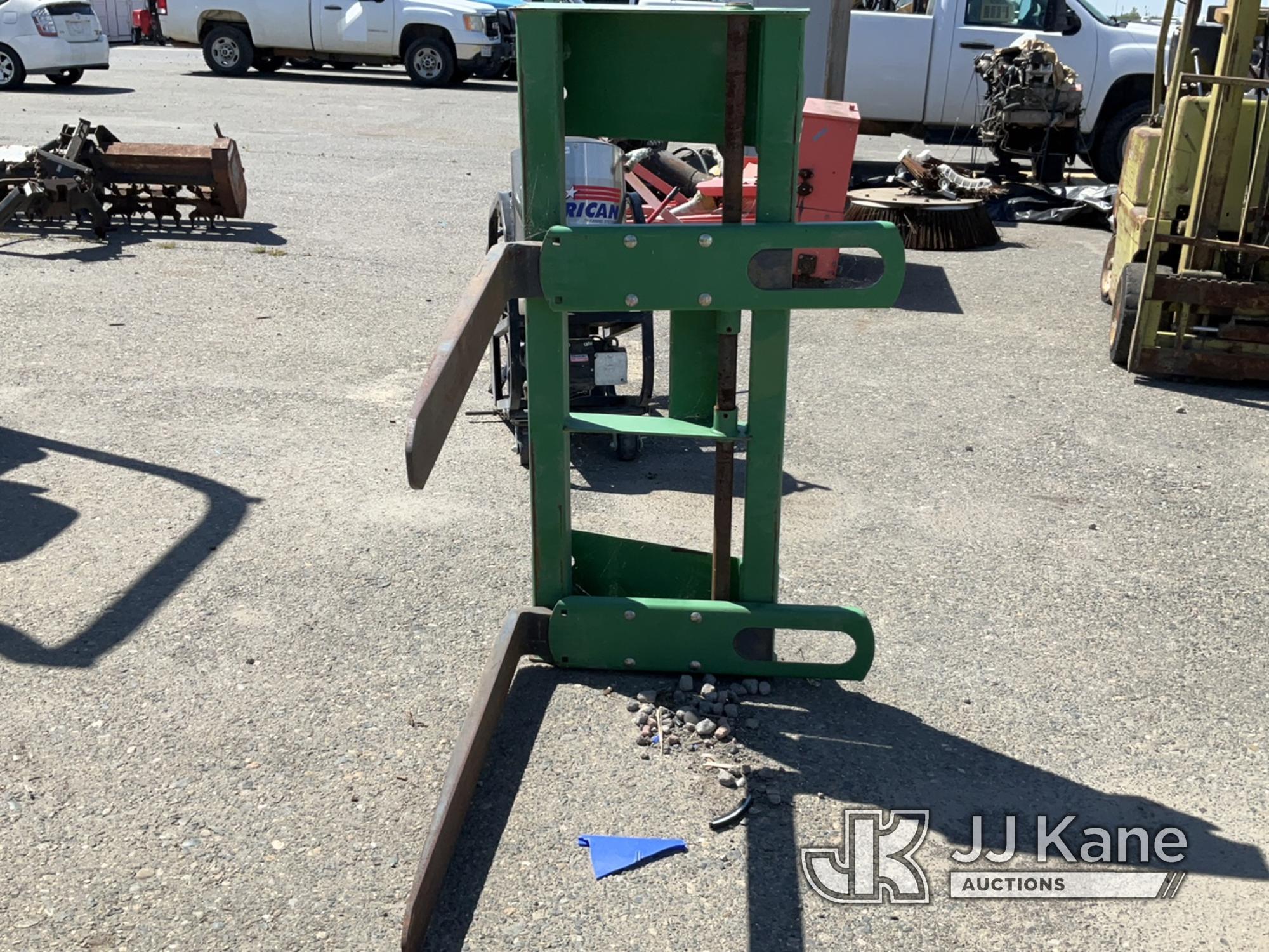 (Dixon, CA) John Deer Pallet Fork attachment for Front End Loader. (Used) NOTE: This unit is being s