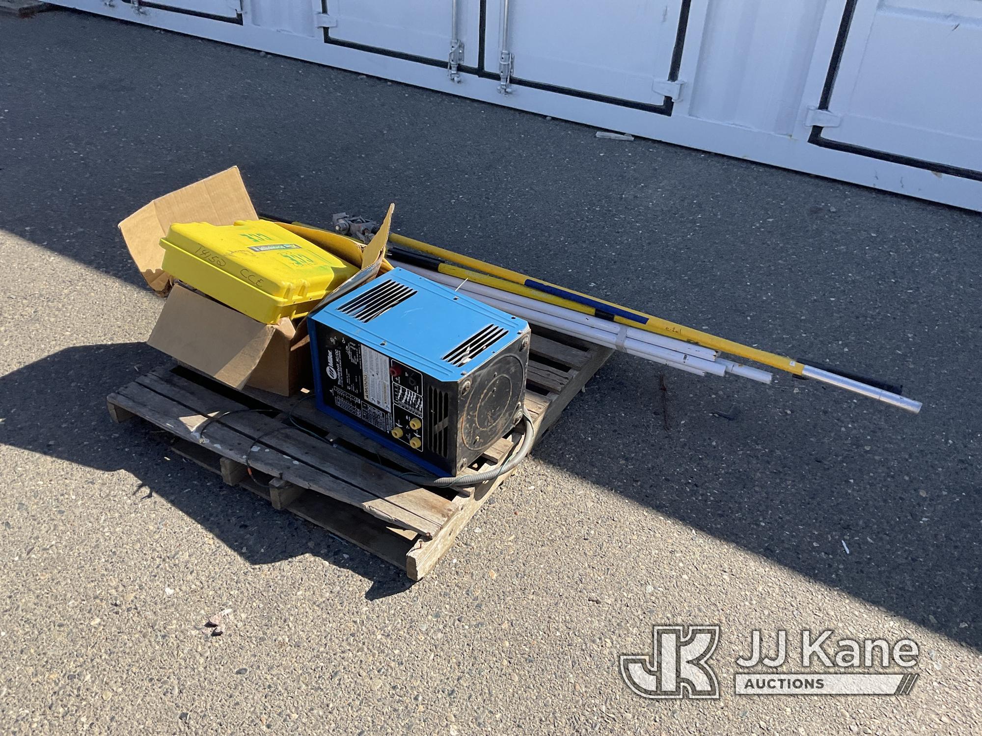 (Dixon, CA) Pallet with Miscellaneous Tools NOTE: This unit is being sold AS IS/WHERE IS via Timed A