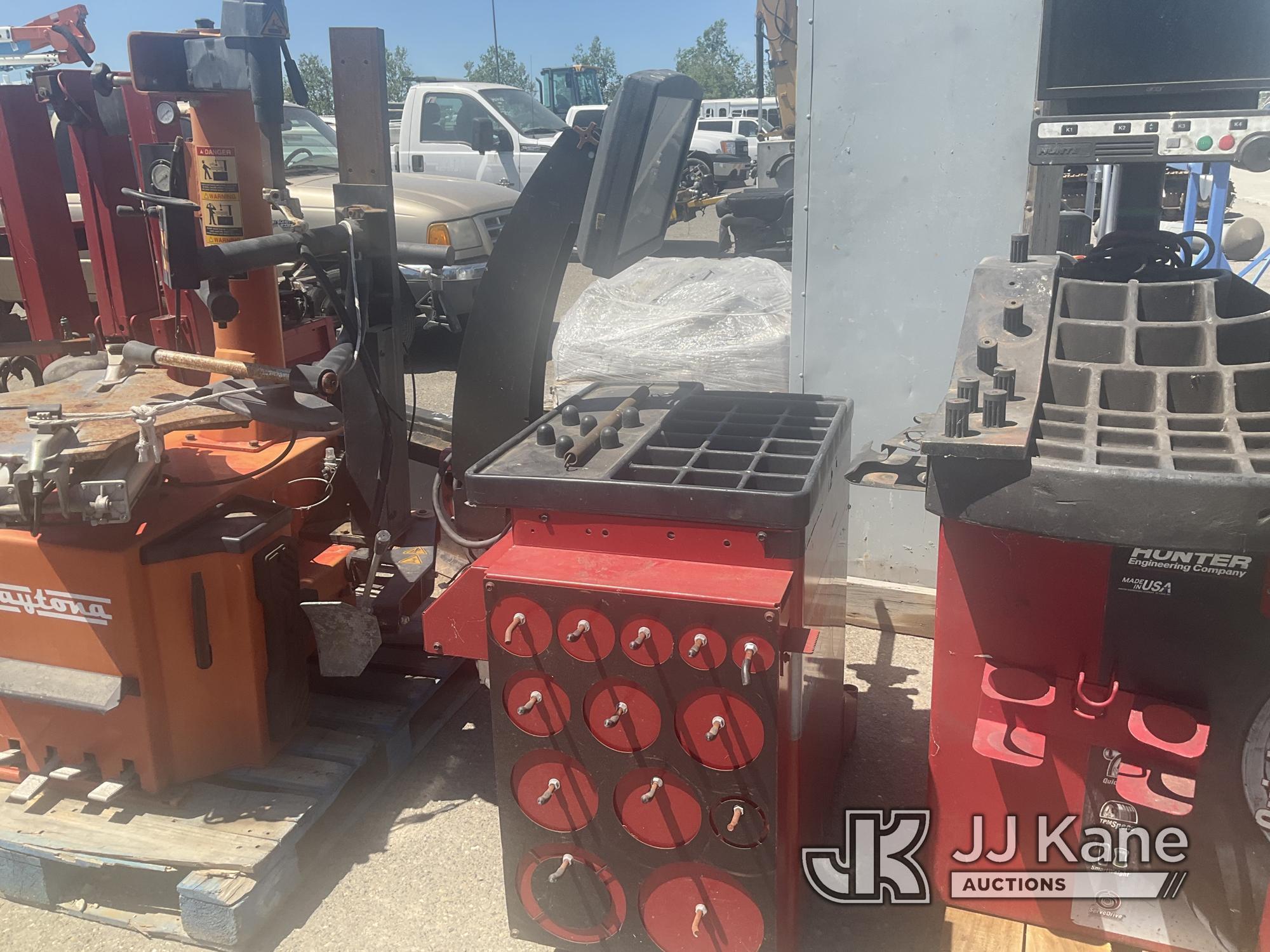 (Dixon, CA) Coats v200 Wheel Balancer (Used) NOTE: This unit is being sold AS IS/WHERE IS via Timed