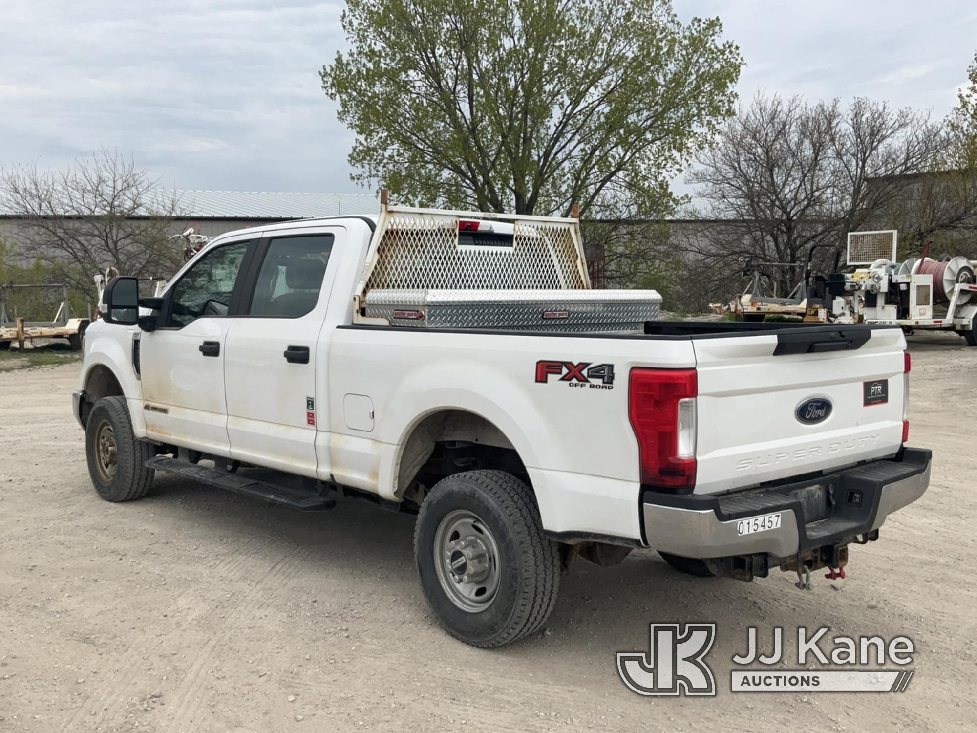 (Des Moines, IA) 2017 Ford F350 4x4 Crew-Cab Pickup Truck Runs & Moves)  (Check Engine Light