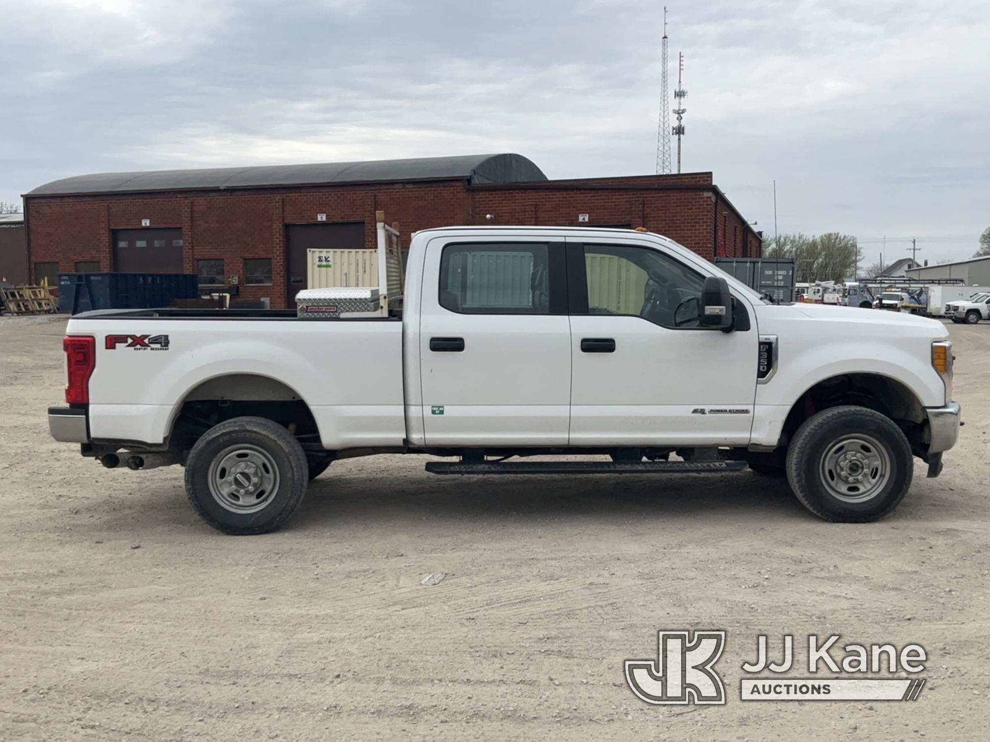 (Des Moines, IA) 2017 Ford F350 4x4 Crew-Cab Pickup Truck Runs & Moves)  (Check Engine Light