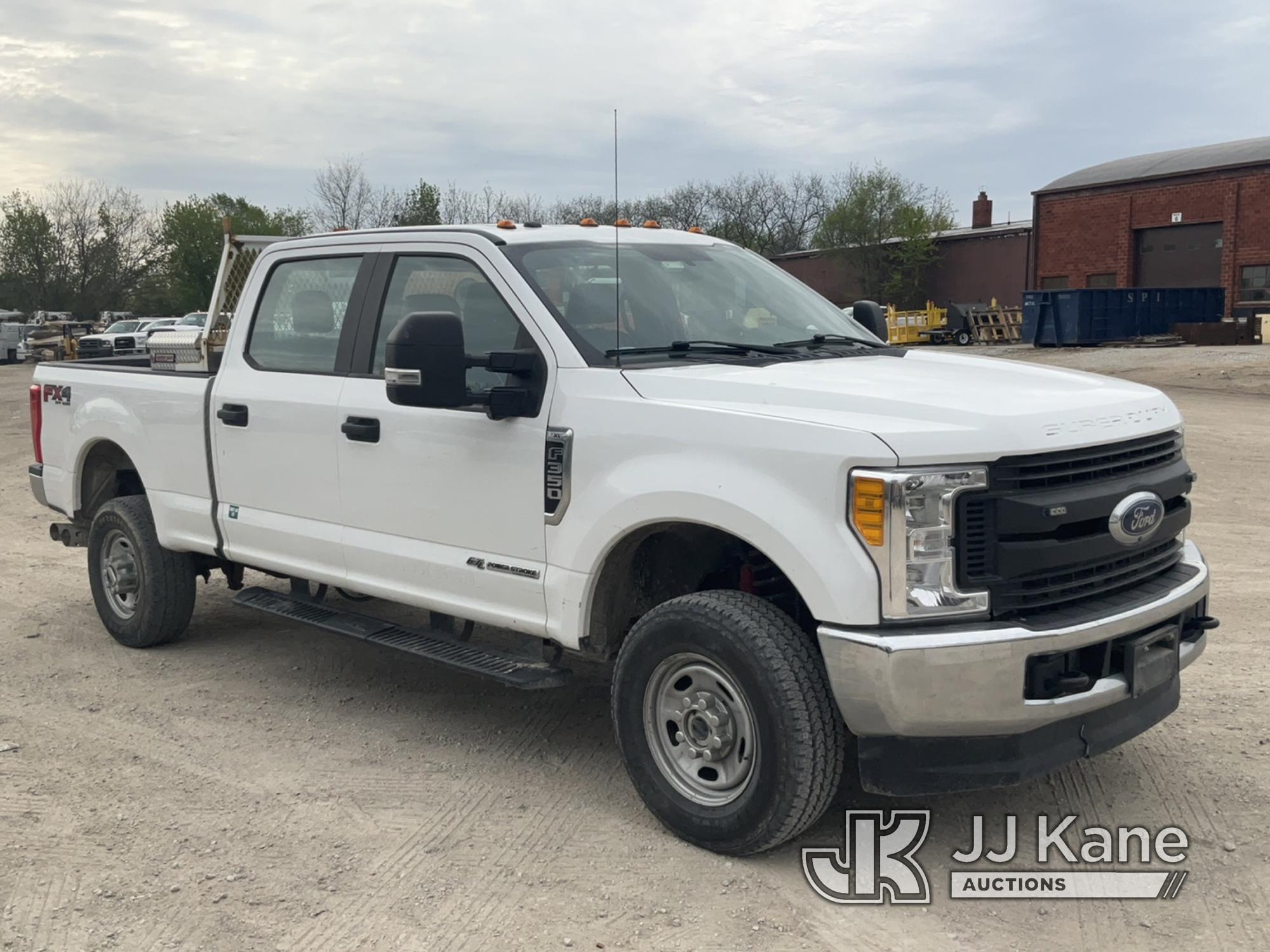 (Des Moines, IA) 2017 Ford F350 4x4 Crew-Cab Pickup Truck Runs & Moves)  (Check Engine Light